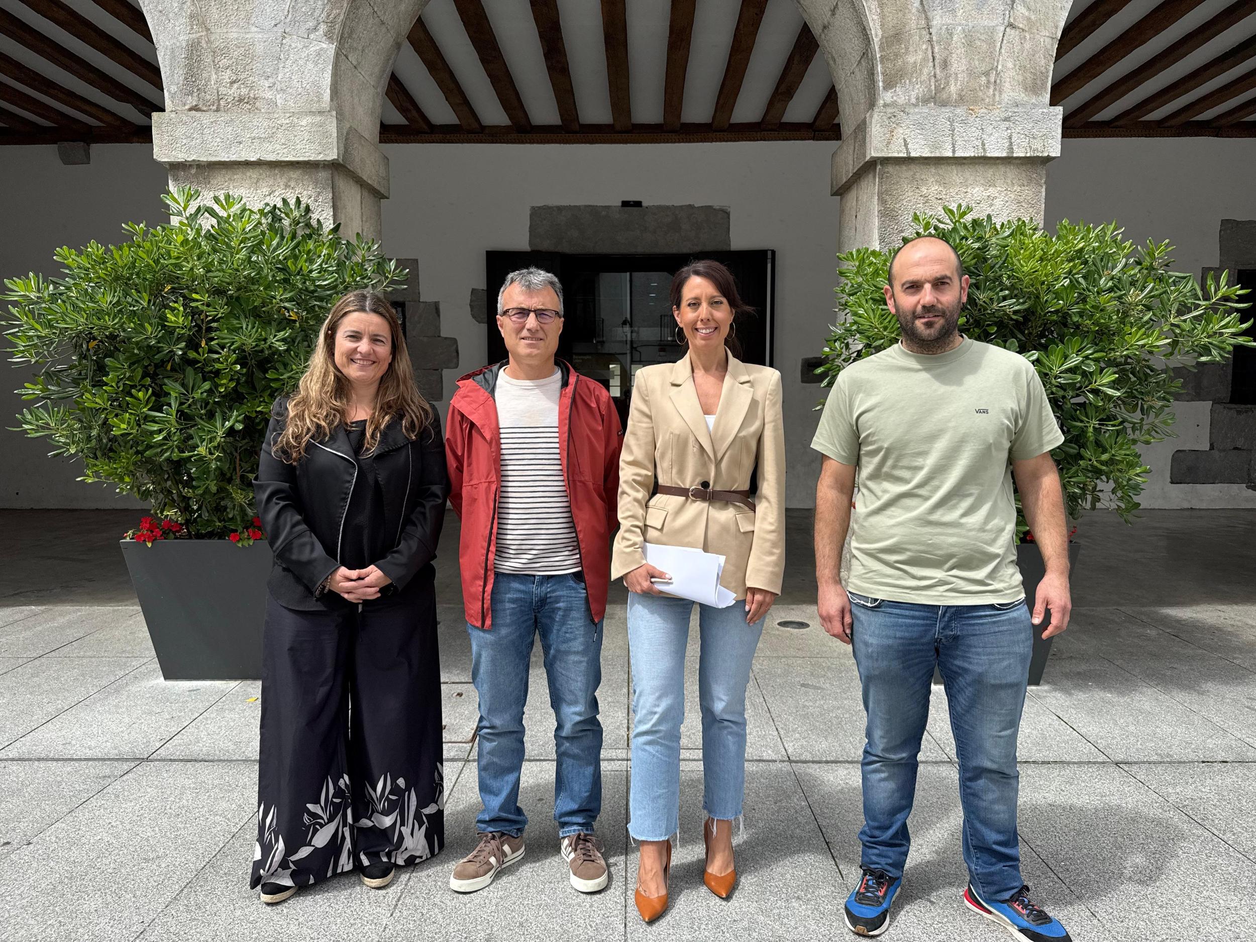Oihana Amundarain Elduaingo alkatea, Andoni Zuriarrain Berastegiko alkatea, Azahara Dominguez foru diputatua eta Aitzol Izquierdo Berrobiko alkatea, gaur, Berastegin. GIPUZKOAKO FORU ALDUNDIA