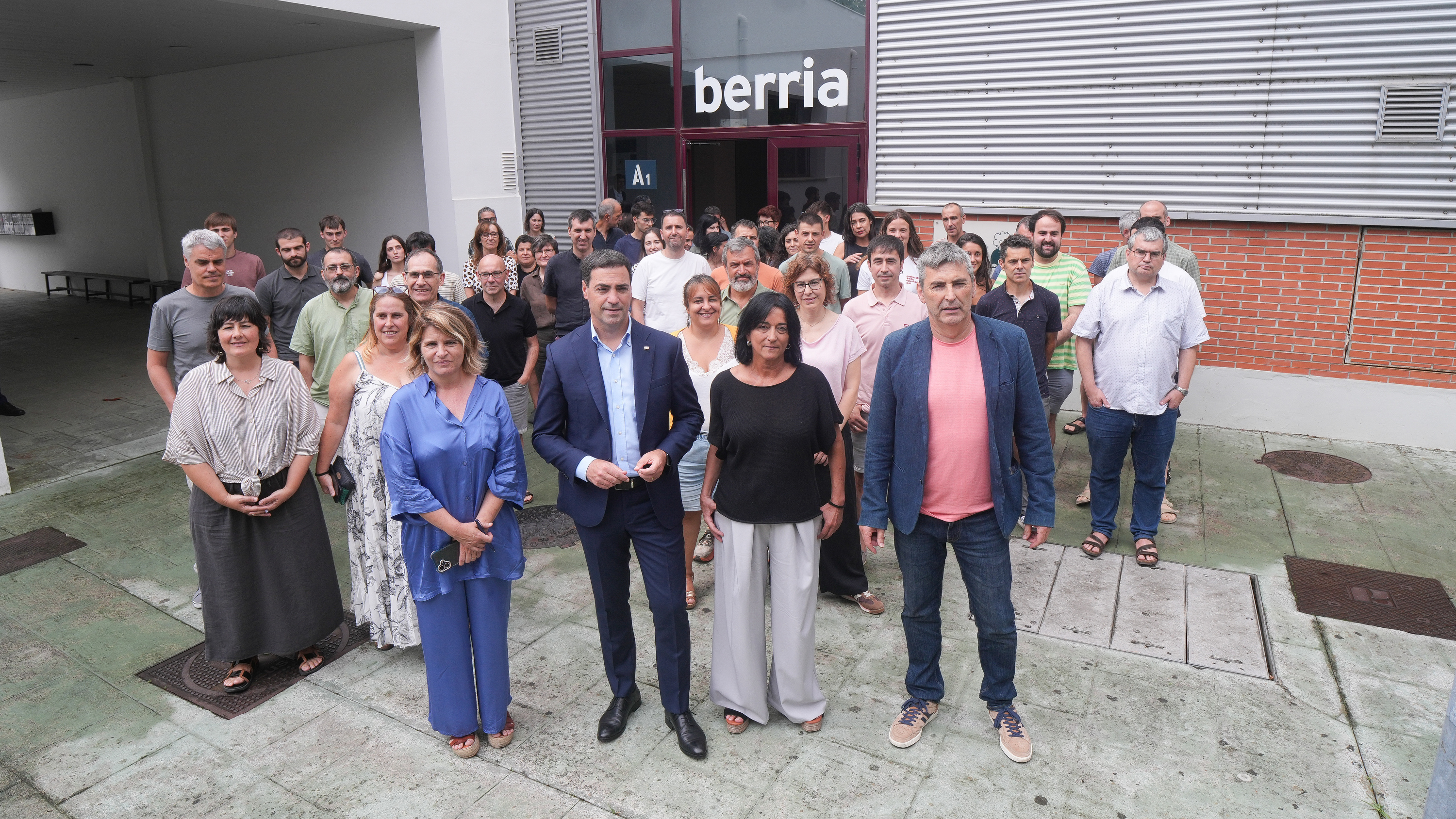 Imanol Pradales BERRIA egunkariko arduradunekin eta langileekin, Andoainen. IREKIA