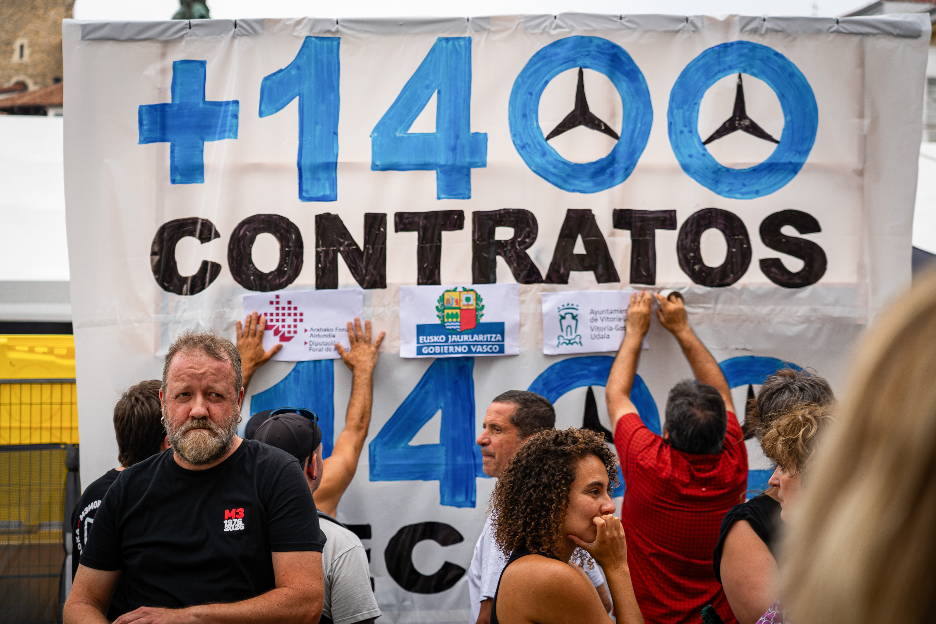 ELA, LAB eta ESK sindikatuetako ordezkariak gaur Gasteizen, Mercedes Benzen fabrikako atarian. ENDIKA PORTILLO / FOKU