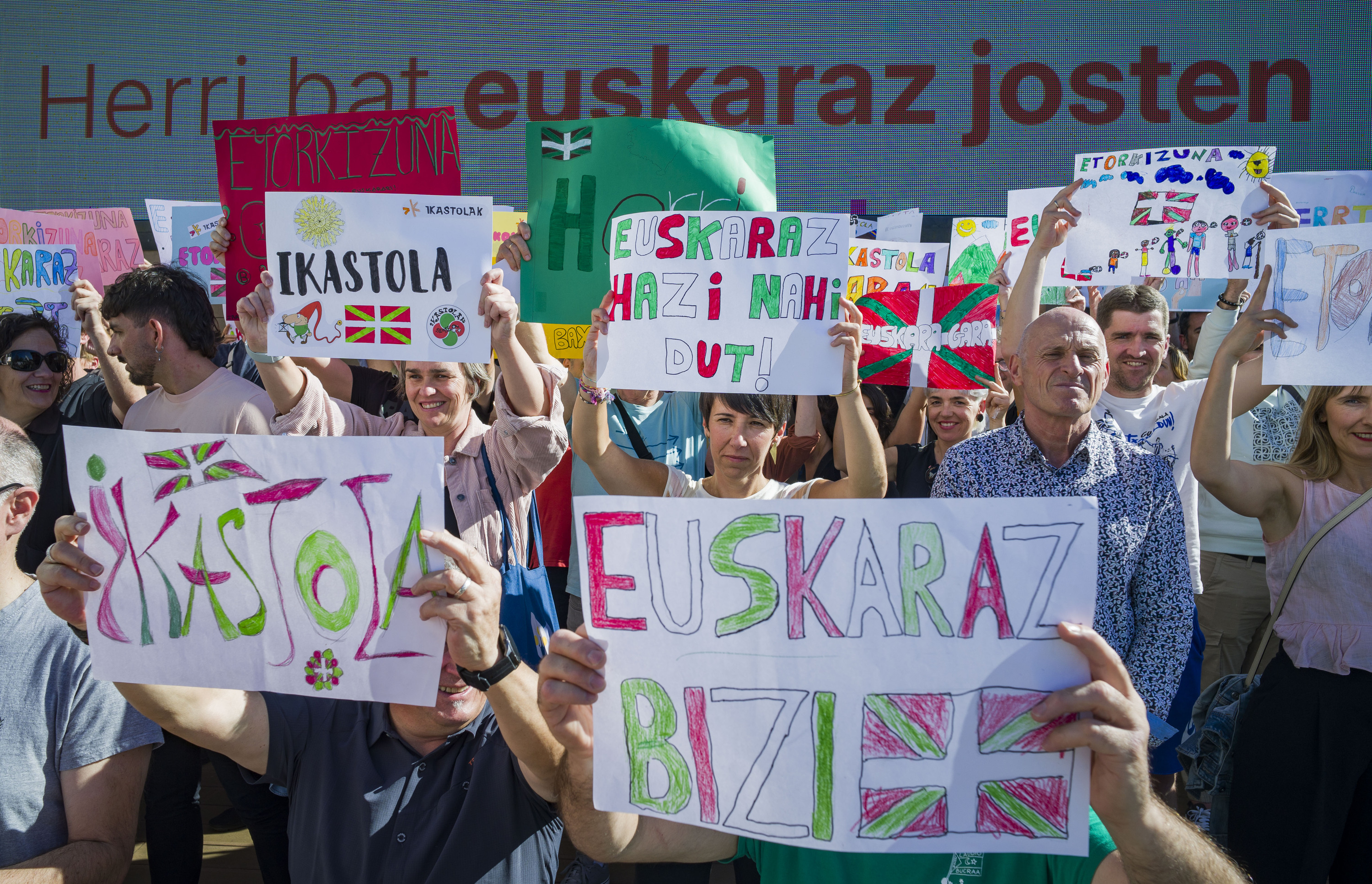 Ikastoletako zuzendariak euskararen aldeko afixekin, pasa den hilean. JON URBE / FOKU