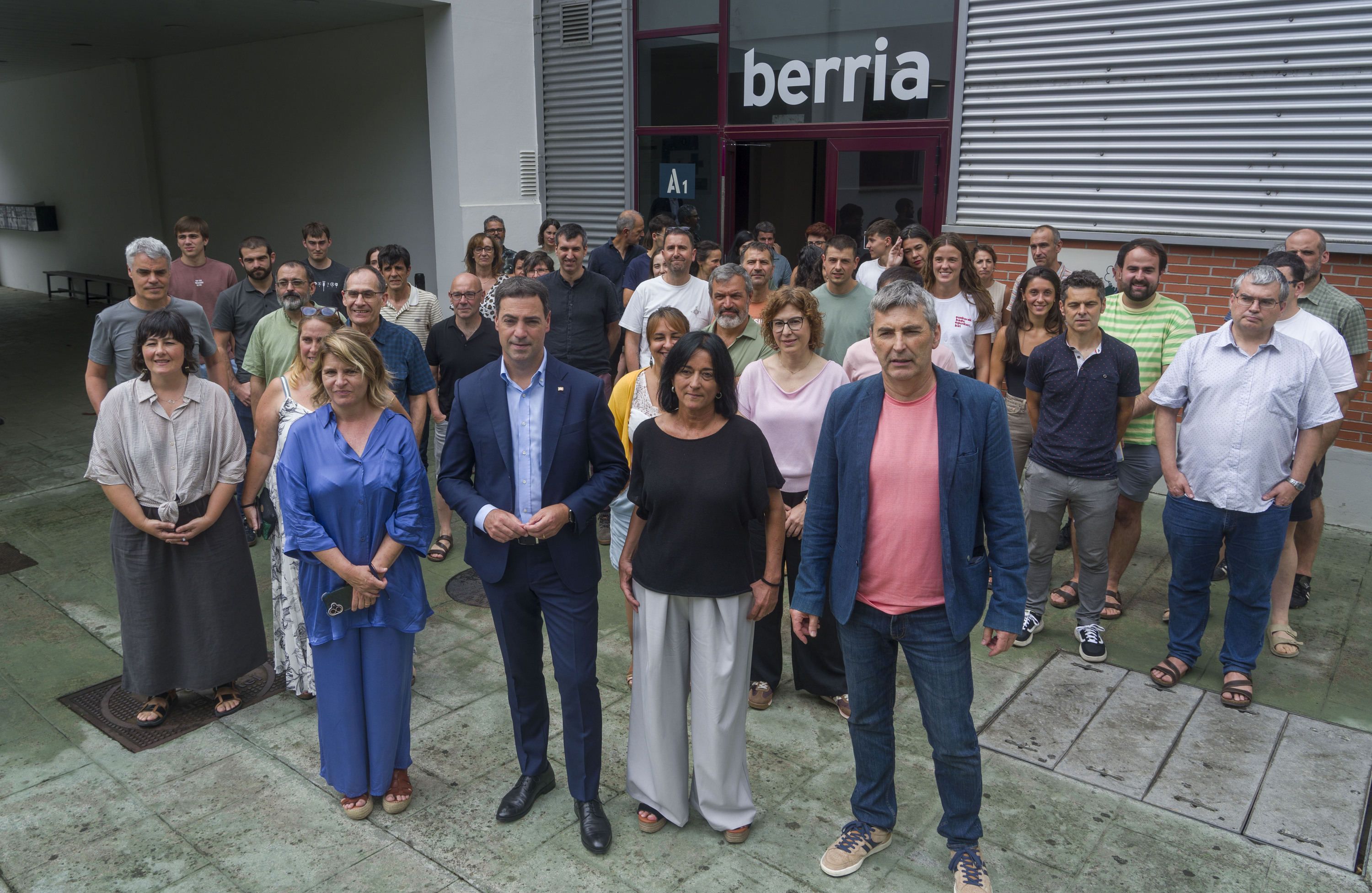 Imanol Pradales BERRIA egunkariko arduradunekin eta langileekin, Andoainen. JON URBE / FOKU