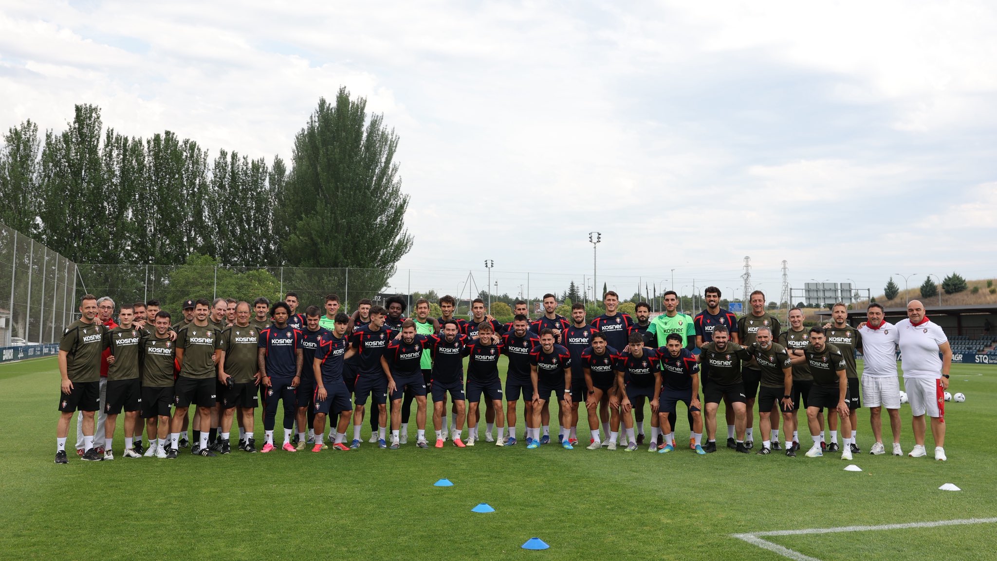 Osasunako jokalariak eta entrenatzaileak lehen entrenamendua hasi aurretik. OSASUNA