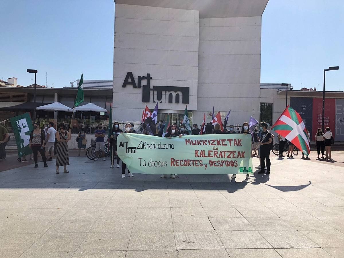 Langileek elkarretaratzea egin zuten atzo museoaren aurrean. ELA