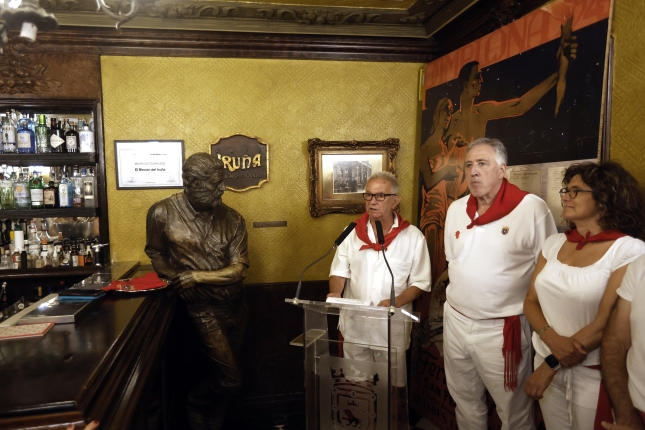 Edorta Jimenez idazlea, Joseba Asiron Iruñeko alkatea eta Garbiñe Bueno alkarteordea, ostegunean, Cafe Iruñako Hemingwayren txokoan. JESUS DIGES / EFE Edorta Jimenez idazlea, Joseba Asiron Iruñeko alkatea eta Garbiñe Bueno alkarteordea, ostegunean, Cafe Iruñako Hemingwayren txokoan. JESUS DIGES / EFE