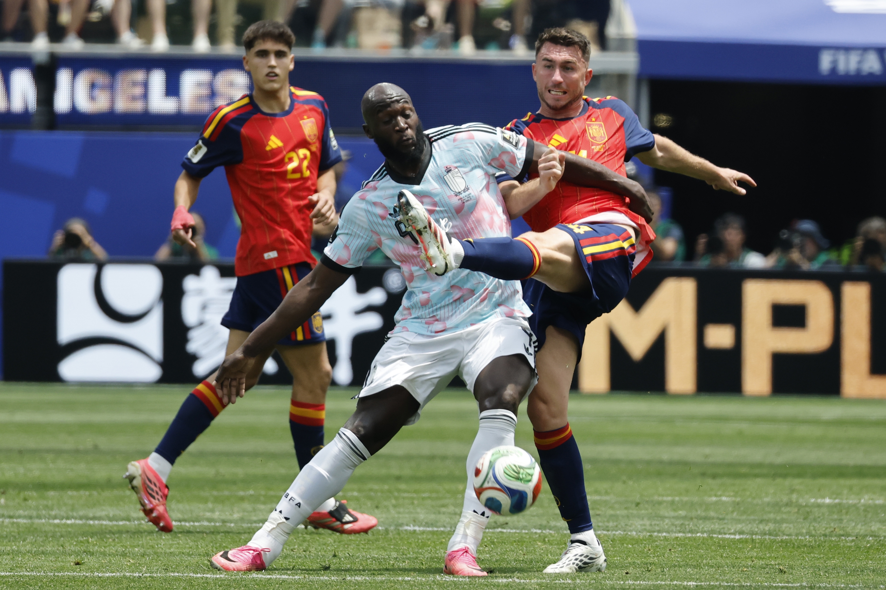 Lukaku eta Laporte baloia eskuratzeko lehiatzen. LAVANDEIRA JR. / EFE