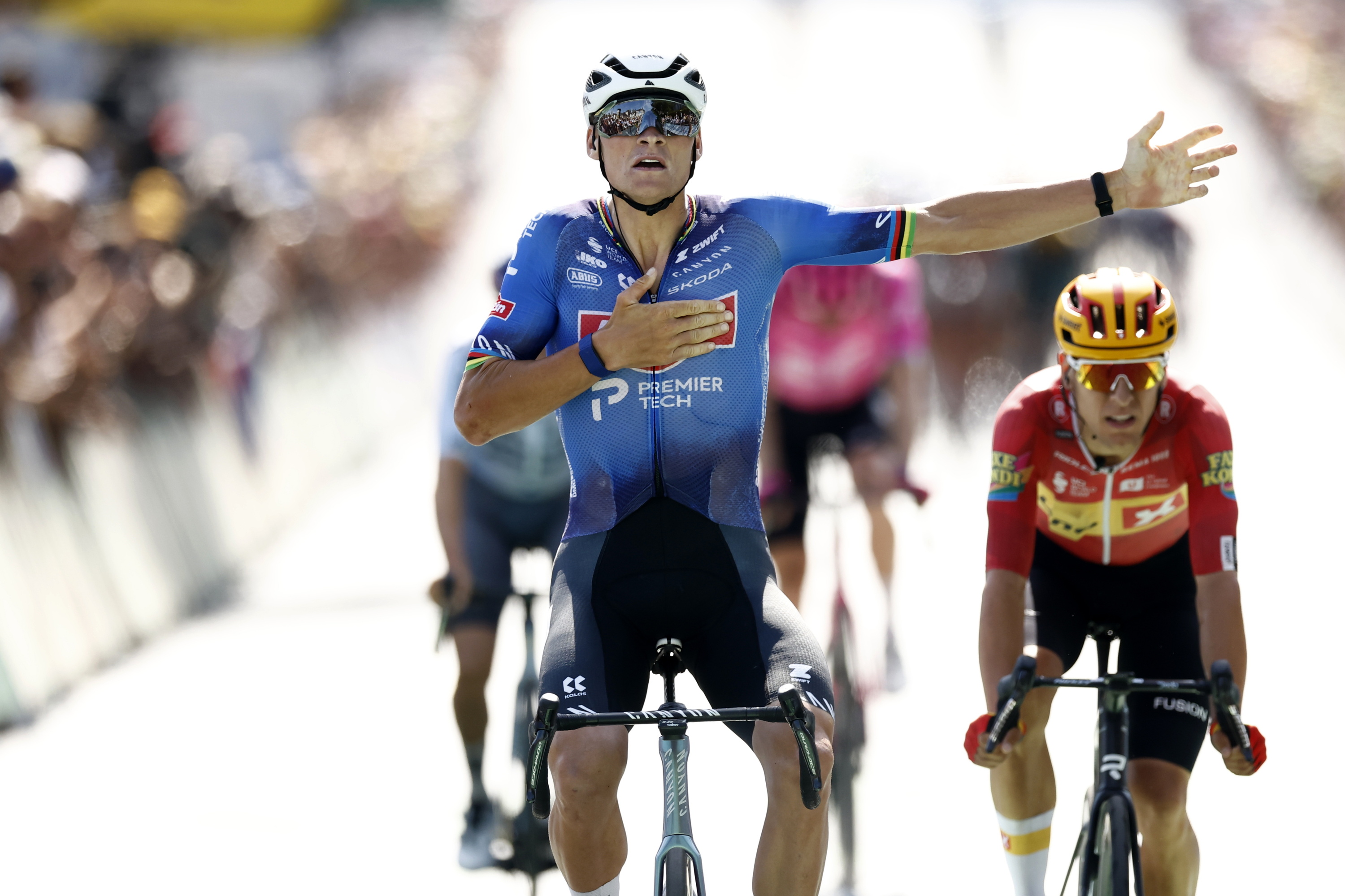 Van der Poel, helmugara sartzen. YOAN VALAT / EFE