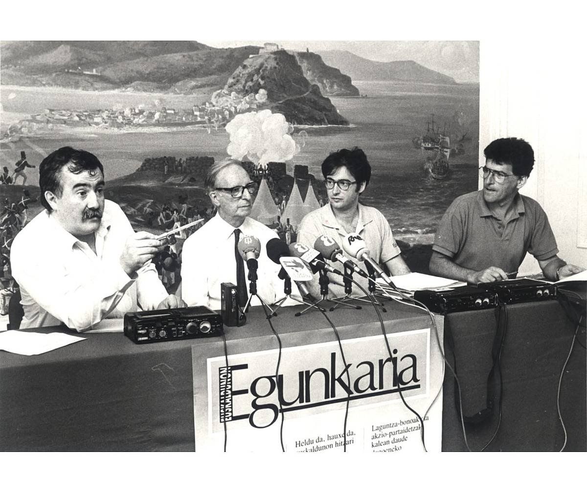 ‘Egunkaria’ aurkezteko agerraldia, 1990ean: Joxemi Zumalabe, Martin Ugalde, Iñaki Uria eta Joan Mari Torrealdai. EGUNKARIA