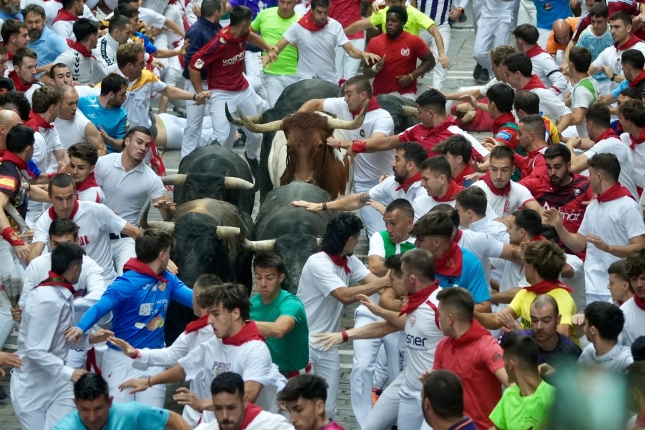 Estafafetan gora, hiru zezen aurretik eta beste bi joaldunaren atzetik. ANDONI CANELLADA / FOKU Estafafetan gora, hiru zezen aurretik eta beste bi joaldunaren atzetik. ANDONI CANELLADA / FOKU