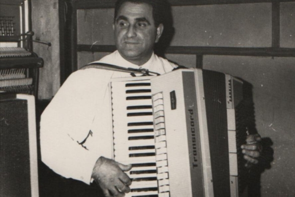 Pepito Iantzi musikaria, akordeoia jotzen. LESAKAKO MUSIKA BANDAK UTZITAKOA Pepito Iantzi musikaria, akordeoia jotzen. LESAKAKO MUSIKA BANDAK UTZITAKOA