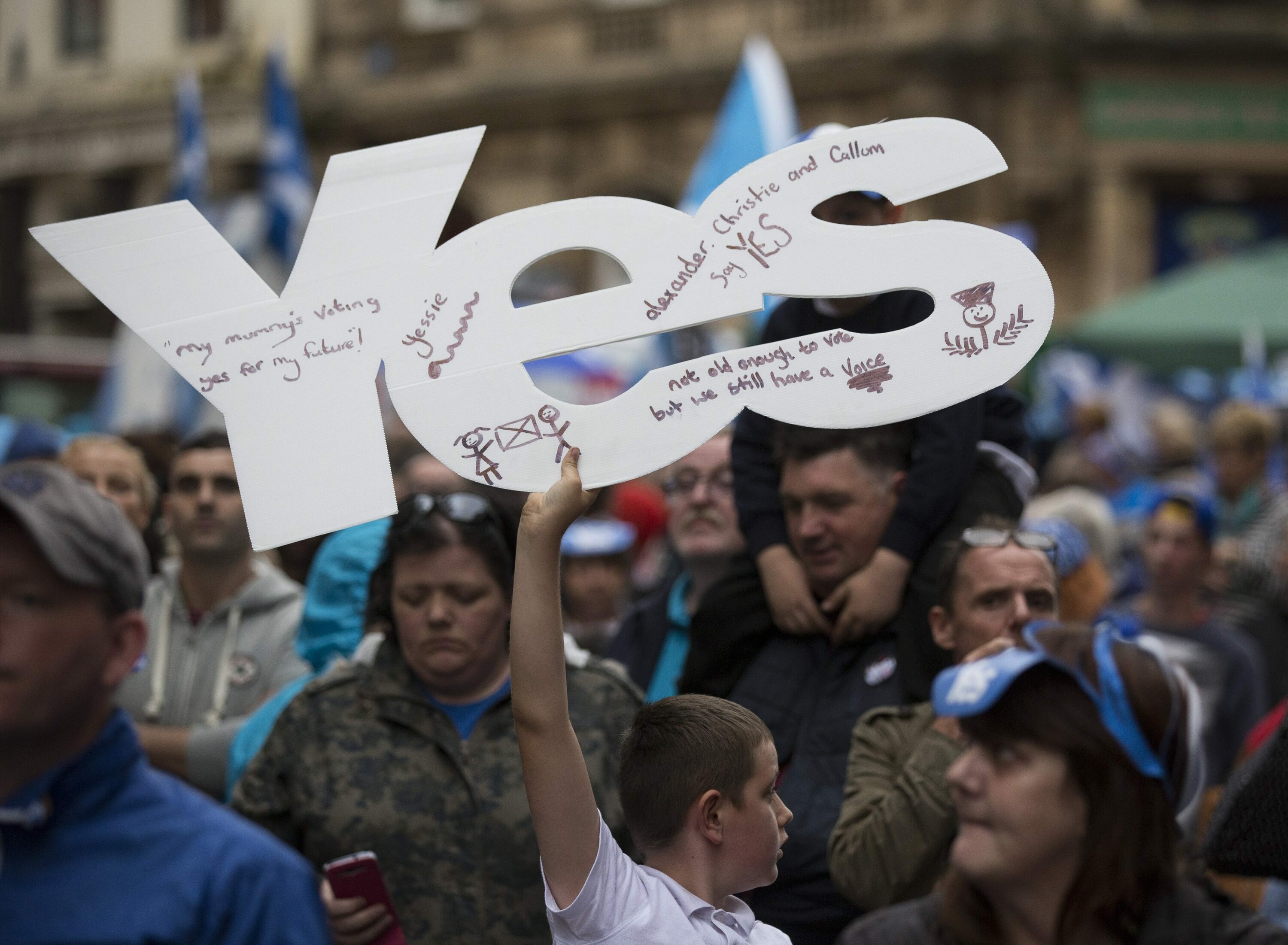 Haur bat Eskoziaren Independentziaren aldeko kartel batekin, Stirling hirian, 2014ko irailean. ANDY RAIN / EFE
