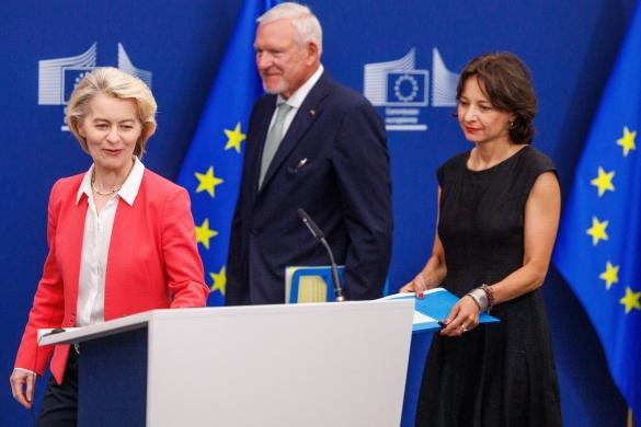 Von der Leyen txostena egin duten adituekin, Bruselan. OLIVIER MATTHYS / EFE Von der Leyen txostena egin duten adituekin, Bruselan. OLIVIER MATTHYS / EFE