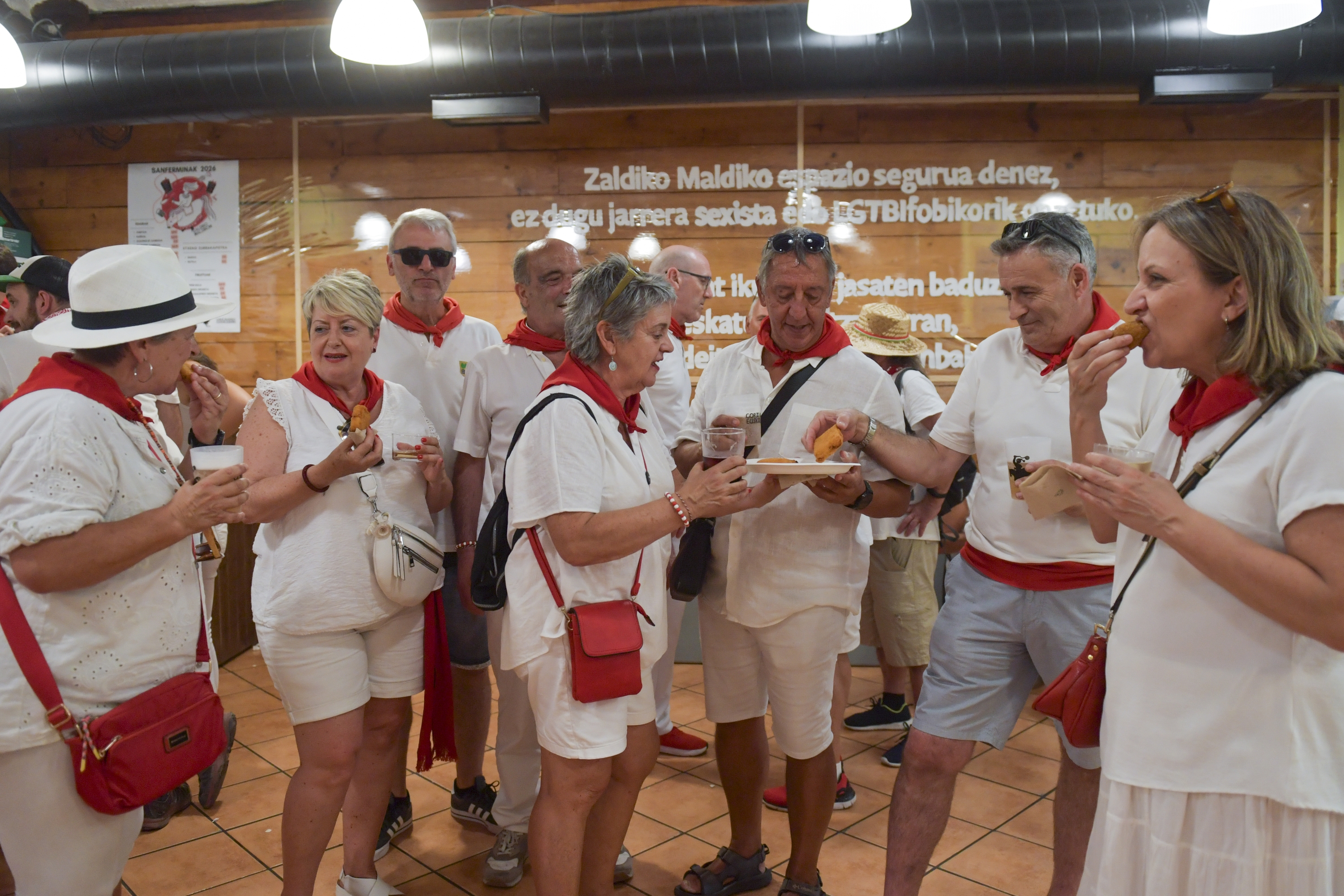 Zaldiko Maldiko elkartea, aperitiboaren orduan. IDOIA ZABALETA / FOKU