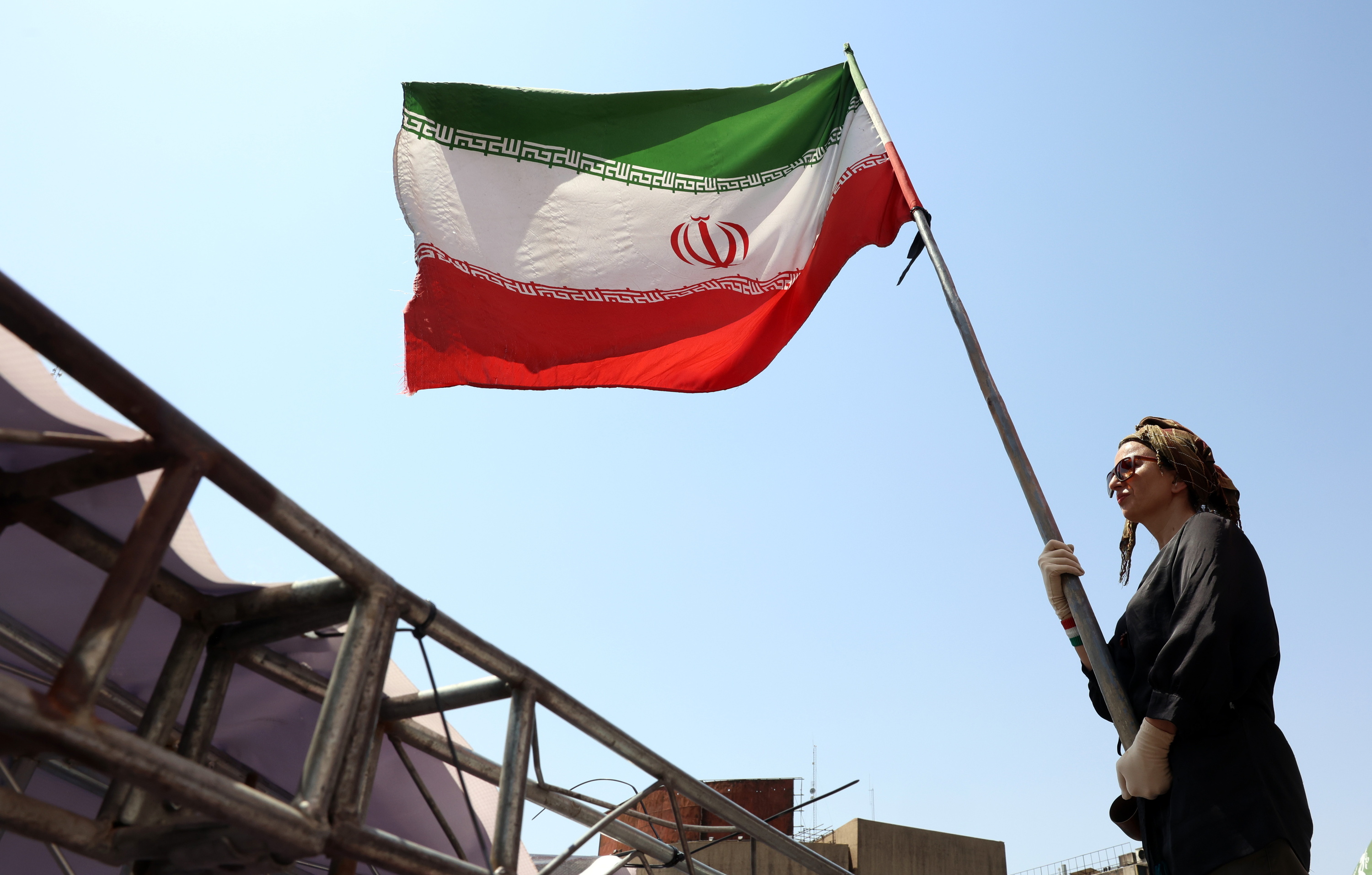 Emakume bat eskuetan Irango bandera bat duela, atzo, Teheranen. ABEDIN TAHERKENAREH / EFE