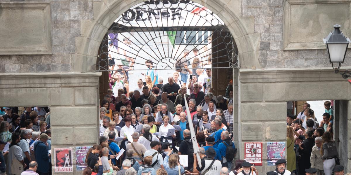 Donostiako kaia, duela bi urte, Karmengo jaietan. JAGOBA MANTEROLA / FOKU