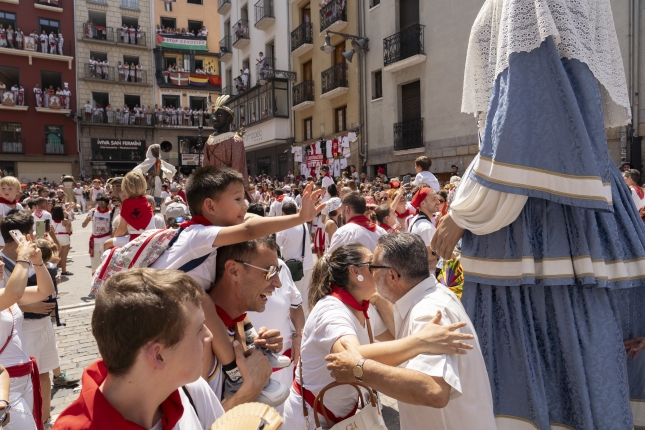Haurrek erraldoiak agurtu dituzte. IÑIGO URIZ / FOKU Haurrek erraldoiak agurtu dituzte. IÑIGO URIZ / FOKU