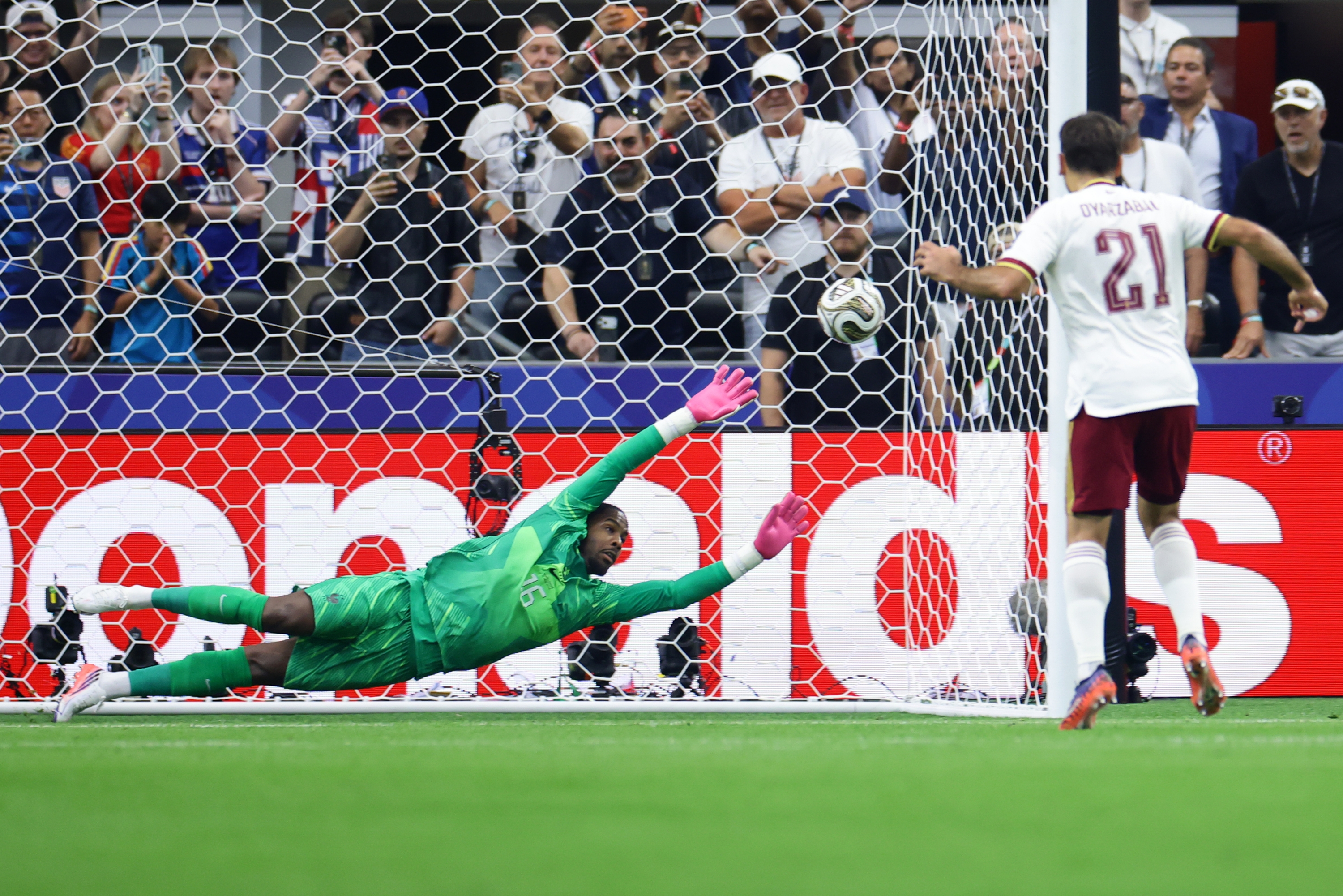 Mikel Oiartzabal penaltia jaurtitzen, Frantziaren aurkako finalerdietan. CARLOS RAMIREZ / EFE