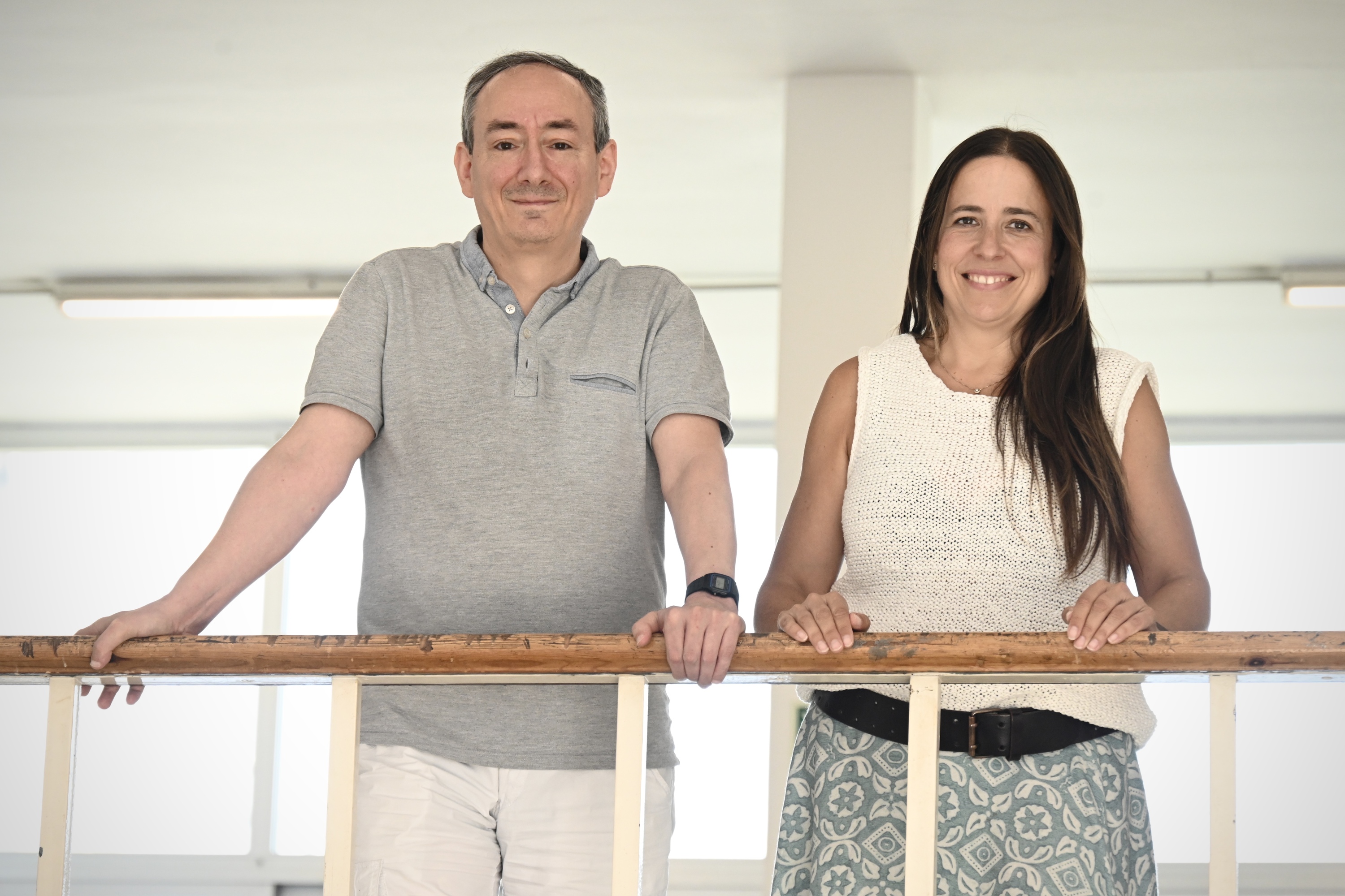 EHUko Ingeniaritza Eskolako Ricardo Hueso eta Naiara Barrado ikertzaileak. MIKEL MARTINEZ DE TRESPUENTES / FOKU