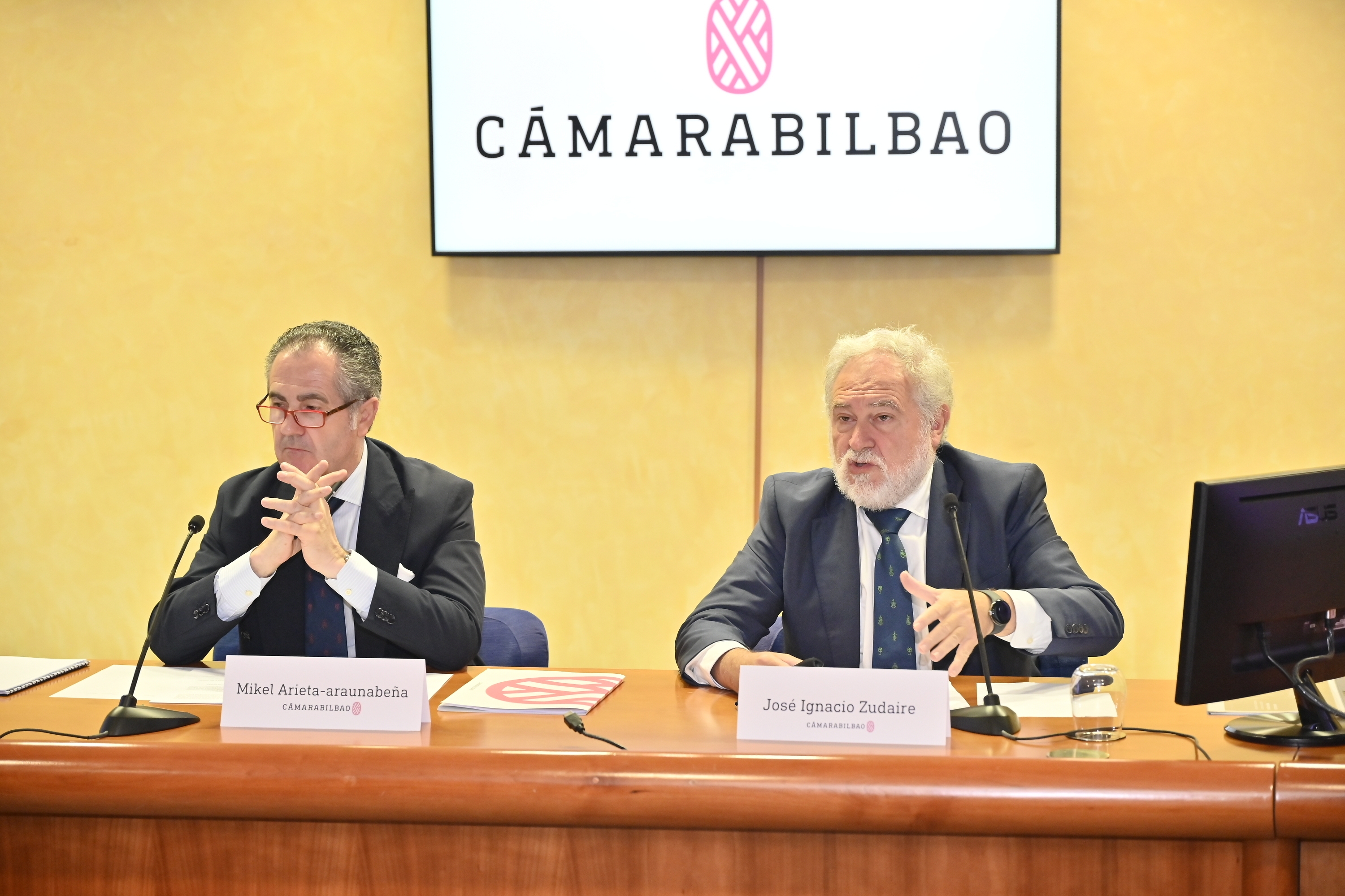 Mikel Arieta-Araunabeña Merkataritza Ganberako idazkari nagusia  eta Jose Ignacio Zudaire presidentea, inkestaren datuak aurkezten. BILBOKO MERKARATITZA GANBERA