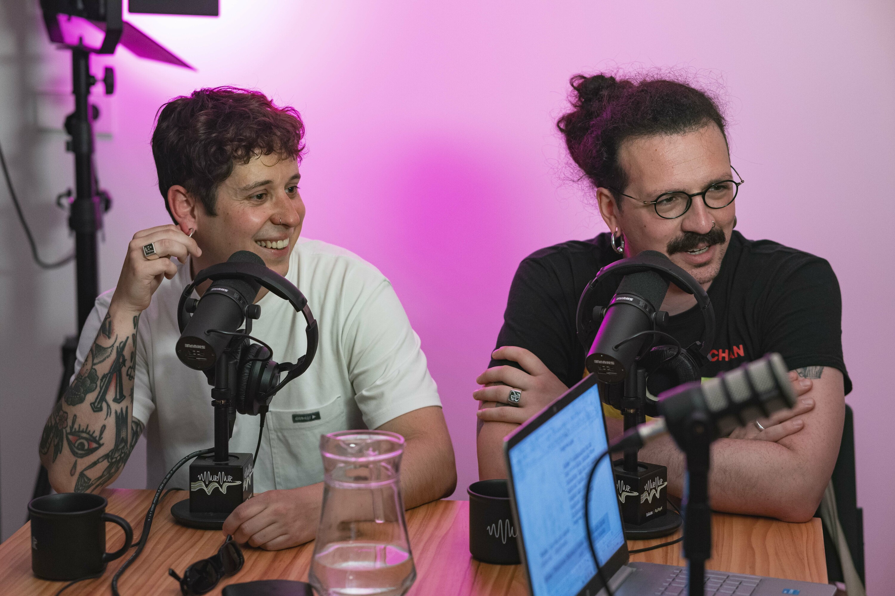 Jorge Gonzalez eta Xabi Arratibel Vibora taldeko kideak, 'MurMur' saiorako elkarrizketa grabatzen, Azpeitian.  ARITZ LOIOLA / FOKU