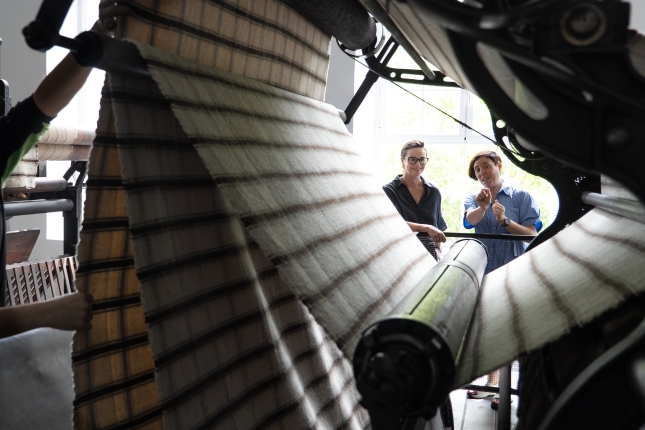 Ainara Martinez La Encartada fabrika-museoko zuzendaria eta Elixabete Etxanobe ahaldun nagusia, ehunak fintzeko makina ikusten. BIZKAIKO FORU ALDUNDIA Ainara Martinez La Encartada fabrika-museoko zuzendaria eta Elixabete Etxanobe ahaldun nagusia, ehunak fintzeko makina ikusten. BIZKAIKO FORU ALDUNDIA