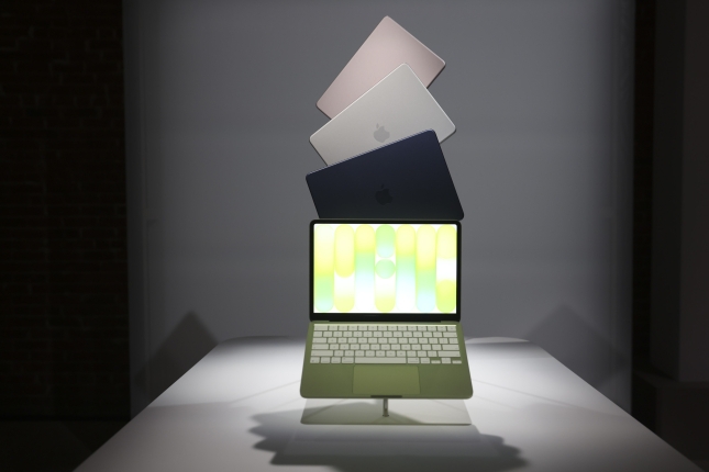 MacBook Neo ordenagailua «Apple experience» erakusketan. SARAH YENESEL / EFE