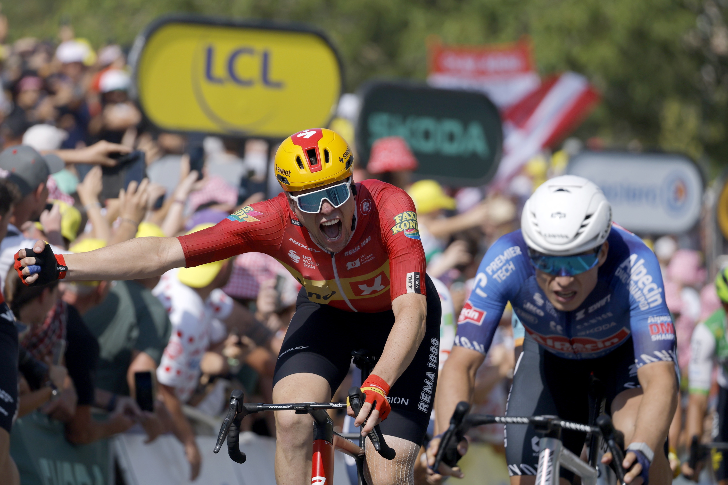 Soren Waerenskjold Tourreko 11. etapa esprintean irabazi izana ospatzen. GUILLAUME HORCAJUELO / EFE