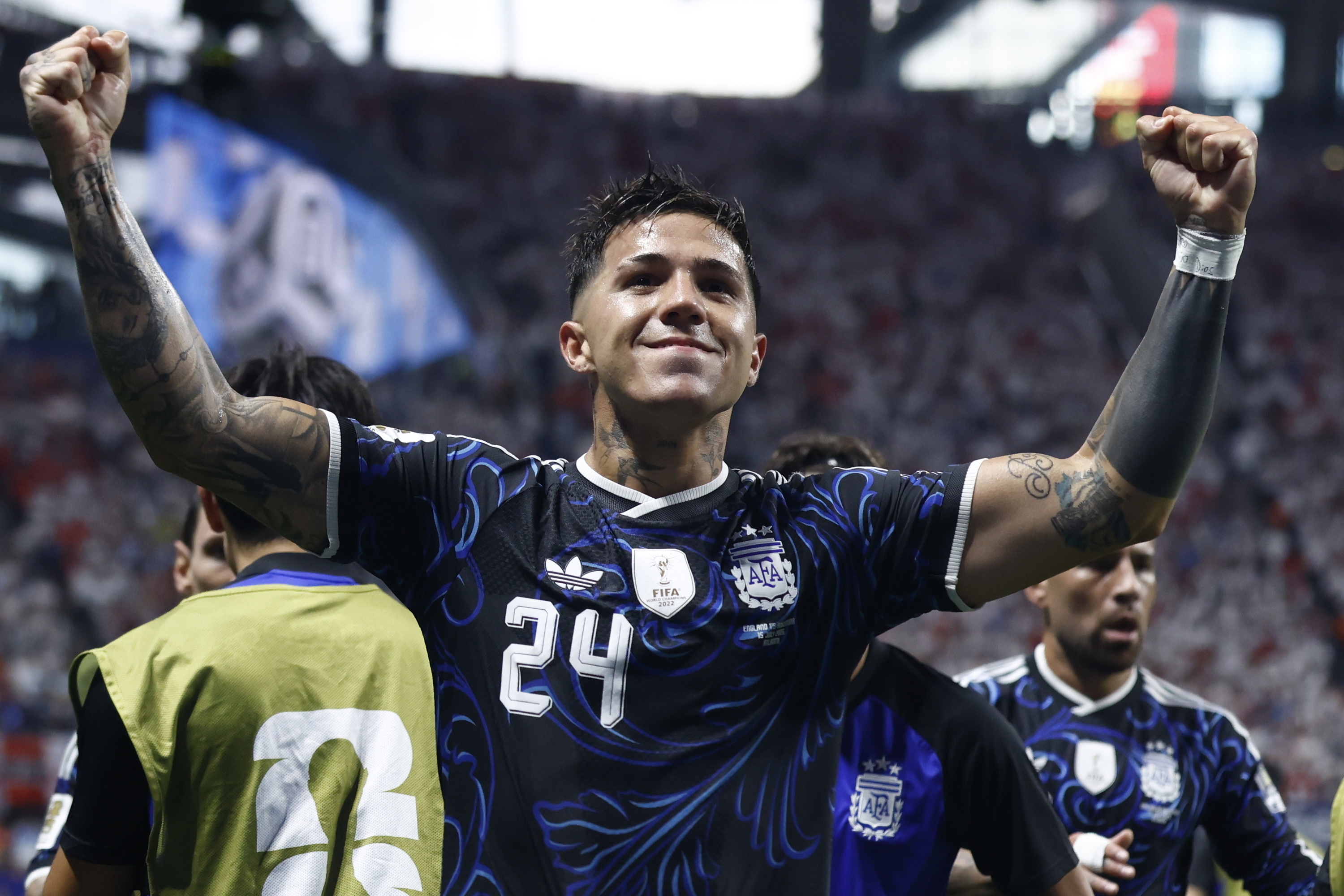 Enzo Fernandez Ingalaterrari sartutako gola ospatzen. WILL OLIVER / EFE