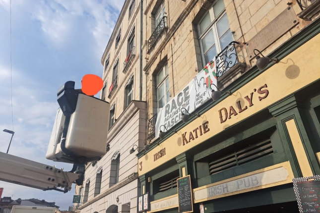 Baionako herriko langileak, goizean, Katie Daly's ostatuko banderola antifaxista kentzen. BERRIA Baionako herriko langileak, goizean, Katie Daly's ostatuko banderola antifaxista kentzen. BERRIA