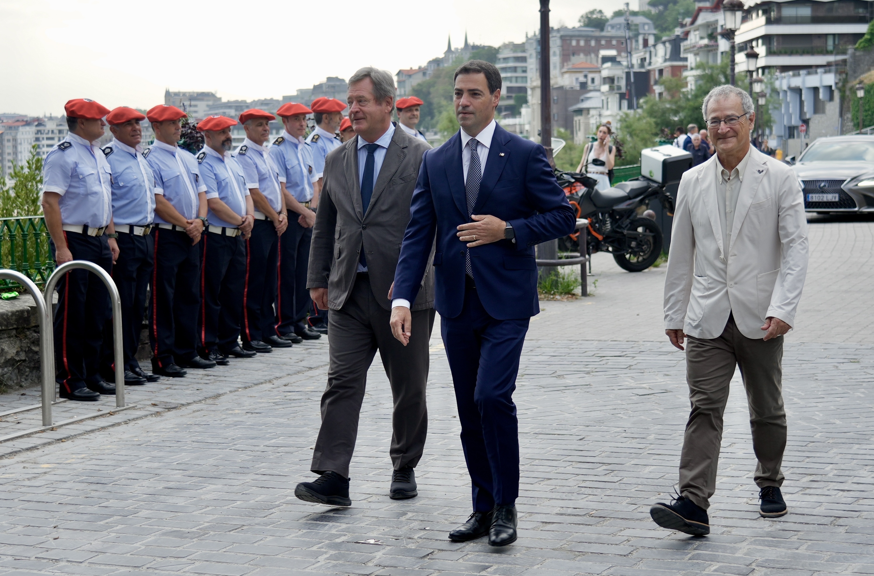 Bingen Zupiria, Imanol Pradales eta Joxerramon Bengoetxea, Miramar jauregira iristen. ANDONI CANELLADA / FOKU