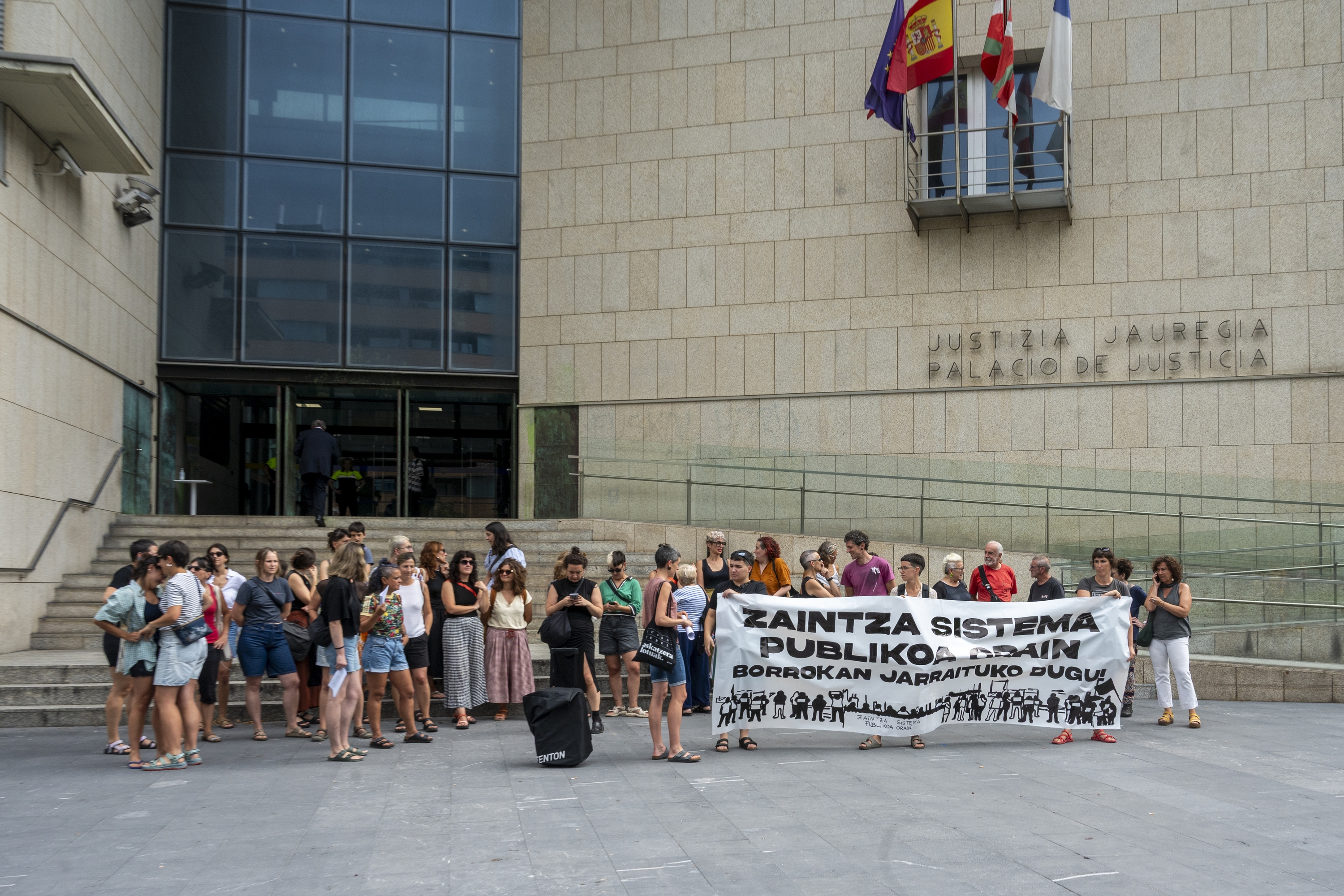 Mugimendu feministak elkarretaratzea egin du gaur goizean, Donostiako Justizia Jauregian. GORKA RUBIO / FOKU