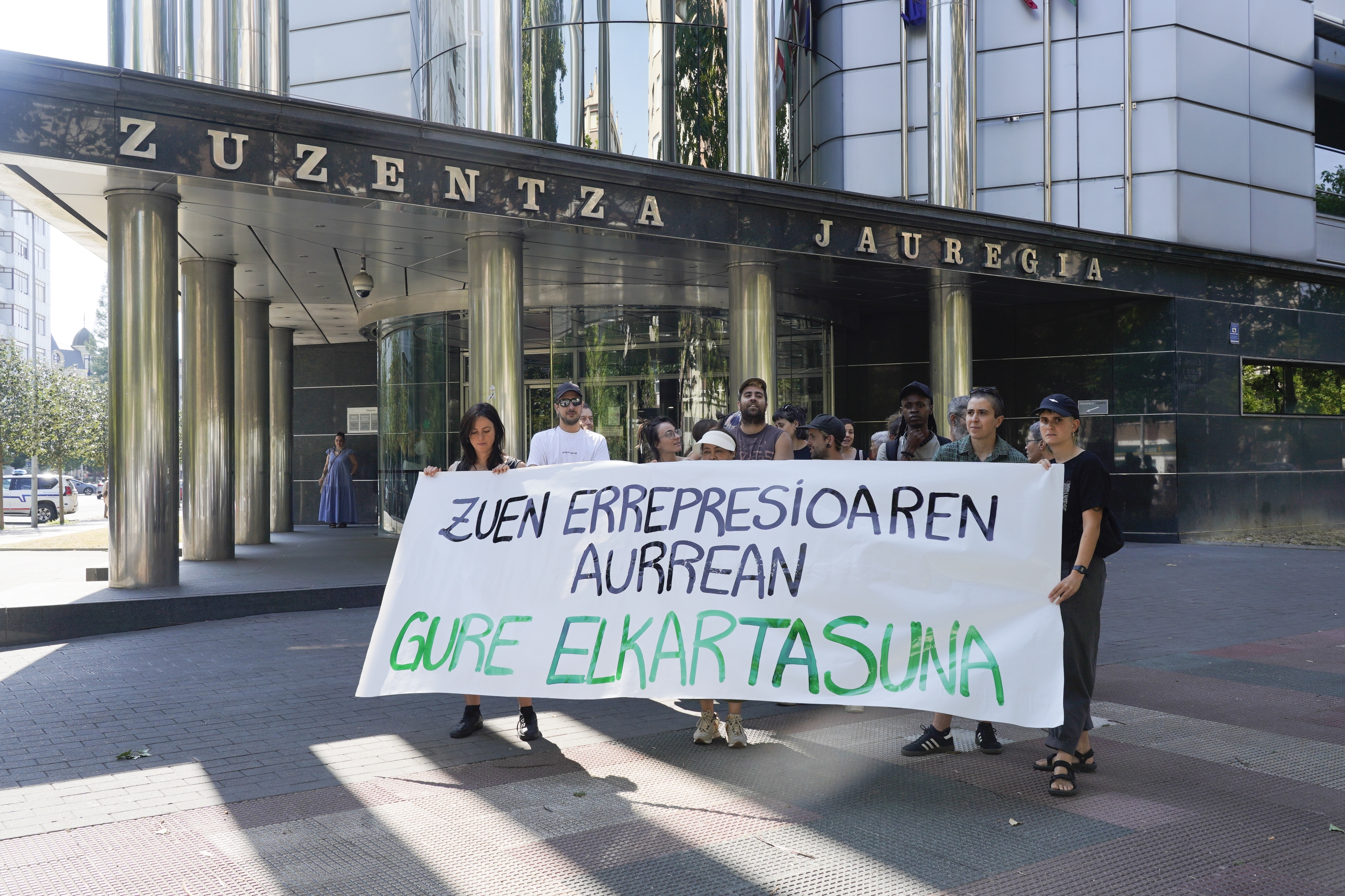 Auzitegiaren aurrean elkarretaratzea egin dute gaur elkartasuna adierazteko. RAUL BOGAJO / FOKU