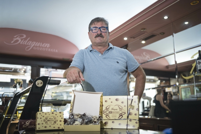 Imanol Bidaguren gozogilea eta Ori-Baltzak, Bidaguren gozotegian. ARITZ LOIOLA / FOKU Imanol Bidaguren gozogilea eta Ori-Baltzak, Bidaguren gozotegian. ARITZ LOIOLA / FOKU