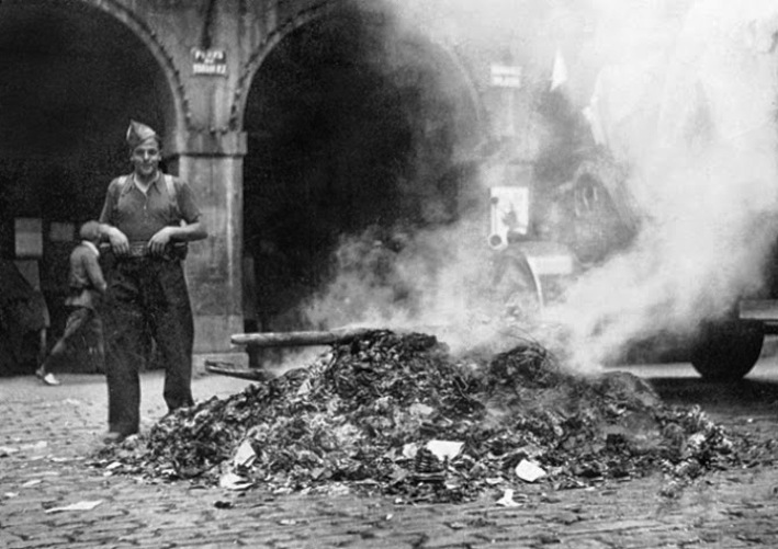  Tolosako Plaza Zaharrean liburuak erreta, 1936ko abuztuaren 11n. BERRIA