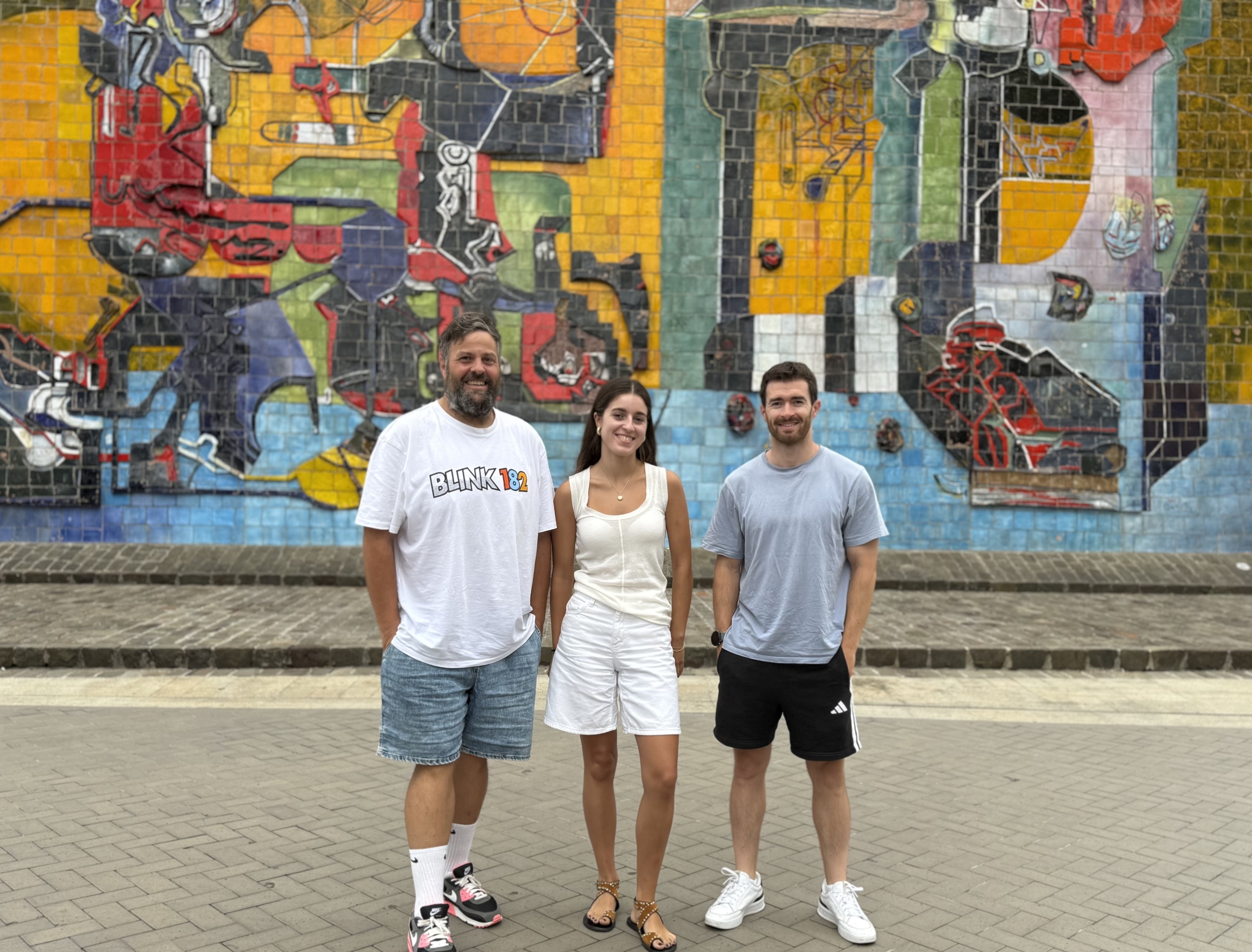 Iker Gurrutxaga, Julene Goiburu eta Ion Garate 'Kosta ala kosta' saioko esatariak, atzo, Usurbilen. NAIZ IRRATIA