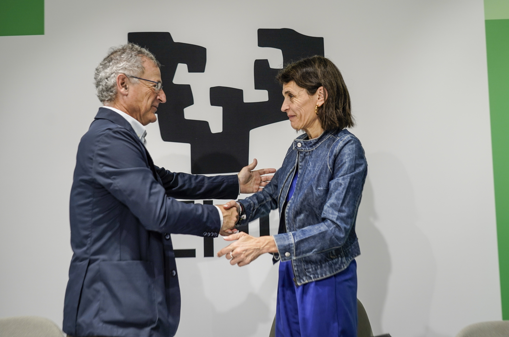 Joxerra Bengoetxea eta Nerea Melgosa katedra eratzeko akta sinatzeko ekitaldian, gaur goizean, Bilbon. MARISOL RAMIREZ / FOKU