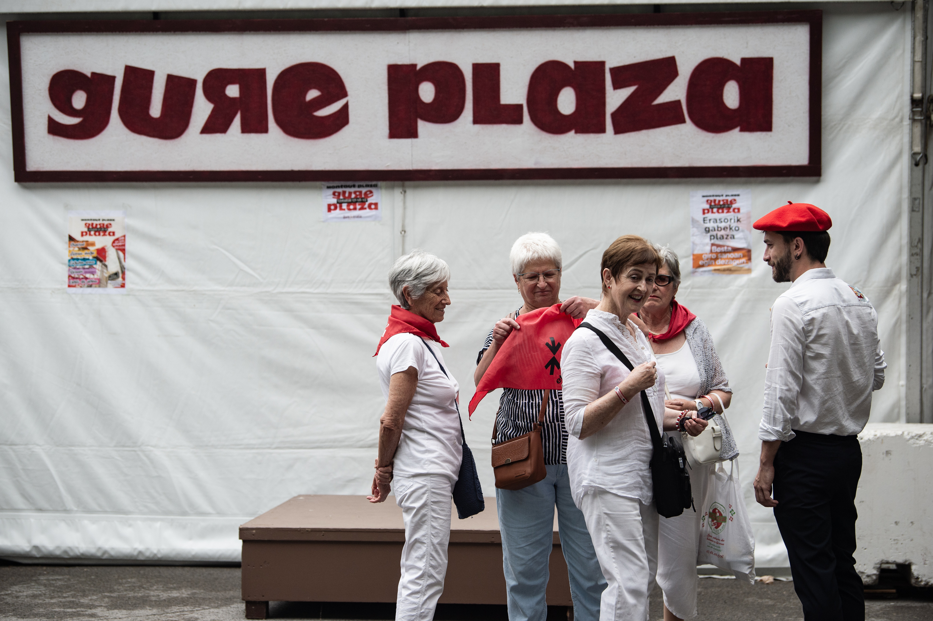 Gure Irratiako kideek antolatu 'Gure Plaza' gune alternatiboa. PATXI BELTZAIZ