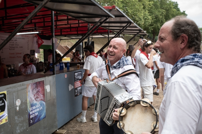 (ID_16291278) (Patxi Beltzaiz/EZEZAGUNA) 2026-07-17, Baiona.Txosna gorria, gune alternatiboa (ID_16291278) (Patxi Beltzaiz/EZEZAGUNA) 2026-07-17, Baiona.Txosna gorria, gune alternatiboa