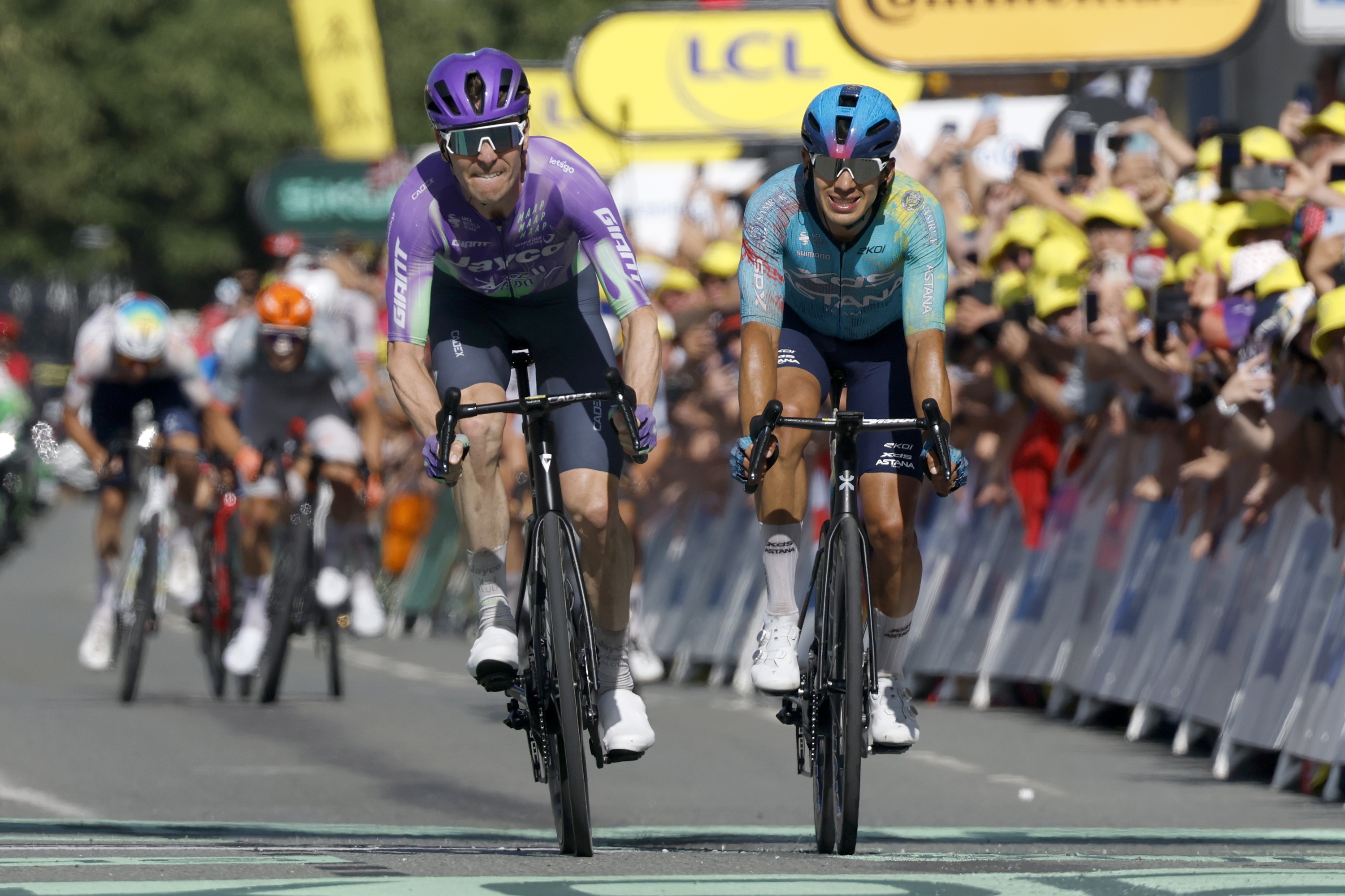 Schmid eta Tejada, esprint betean, Belforteko helmugan. GUILLAUME HORCAJUELO / EFE