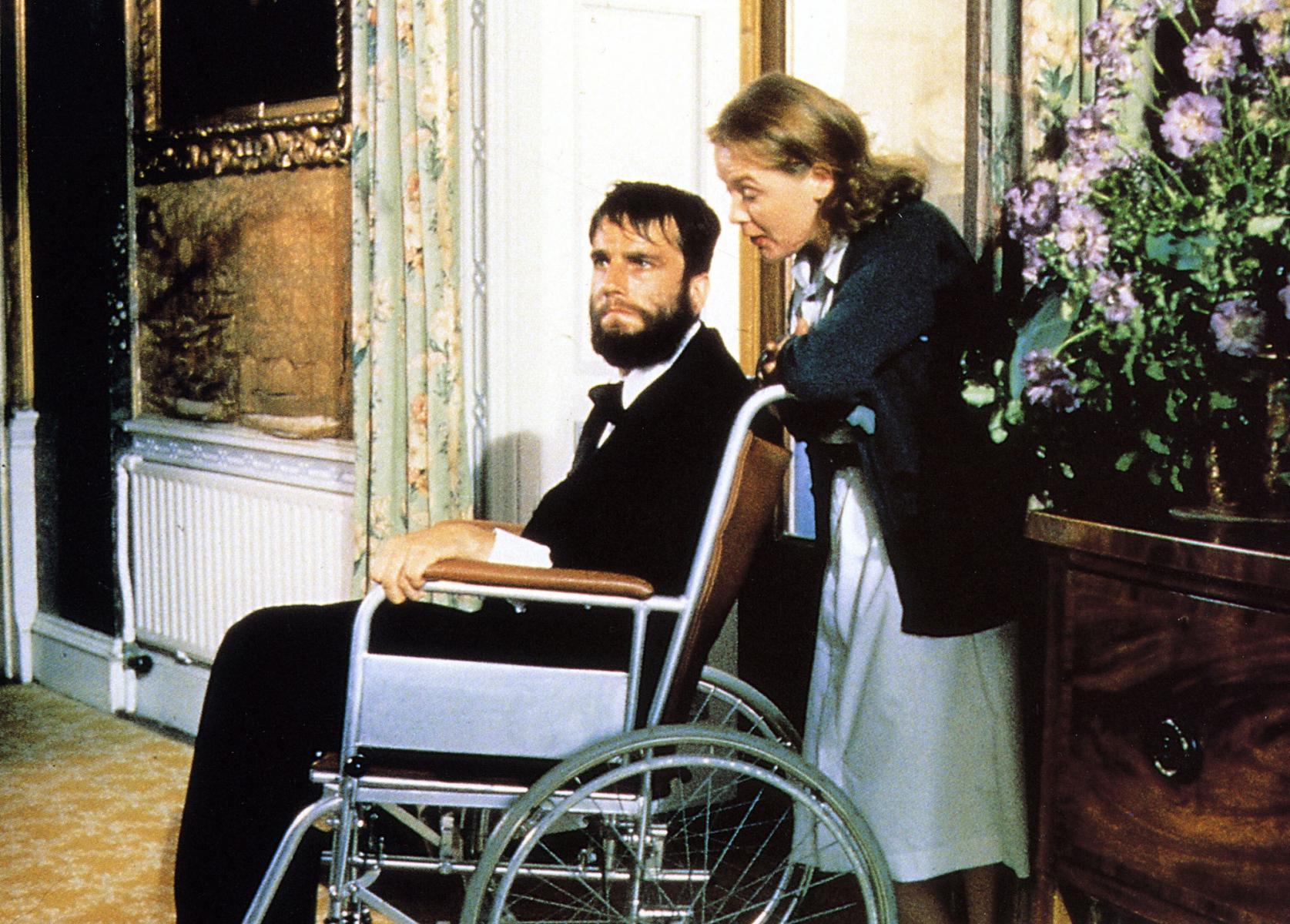 Brenda Fricker eskuinean eta Daniel Day-Lewis ezkerrean, 'My Left Foot' filmeko fotograma batean. BERRIA