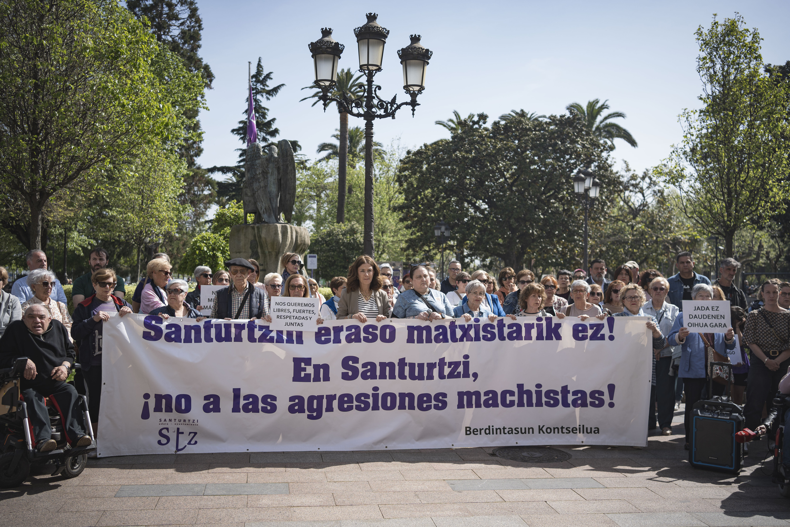 Indarkeria matxista salatzeko elkarretaratze bat, Santurtzin, artxiboko irudi batean. ARITZ LOIOLA / FOKU