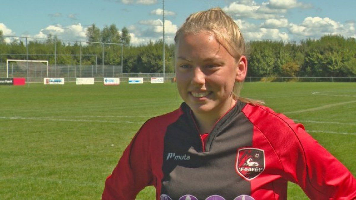 Ellen Fokkema futbolaria elkarrizketa batean. @OMROPFRYSLAN