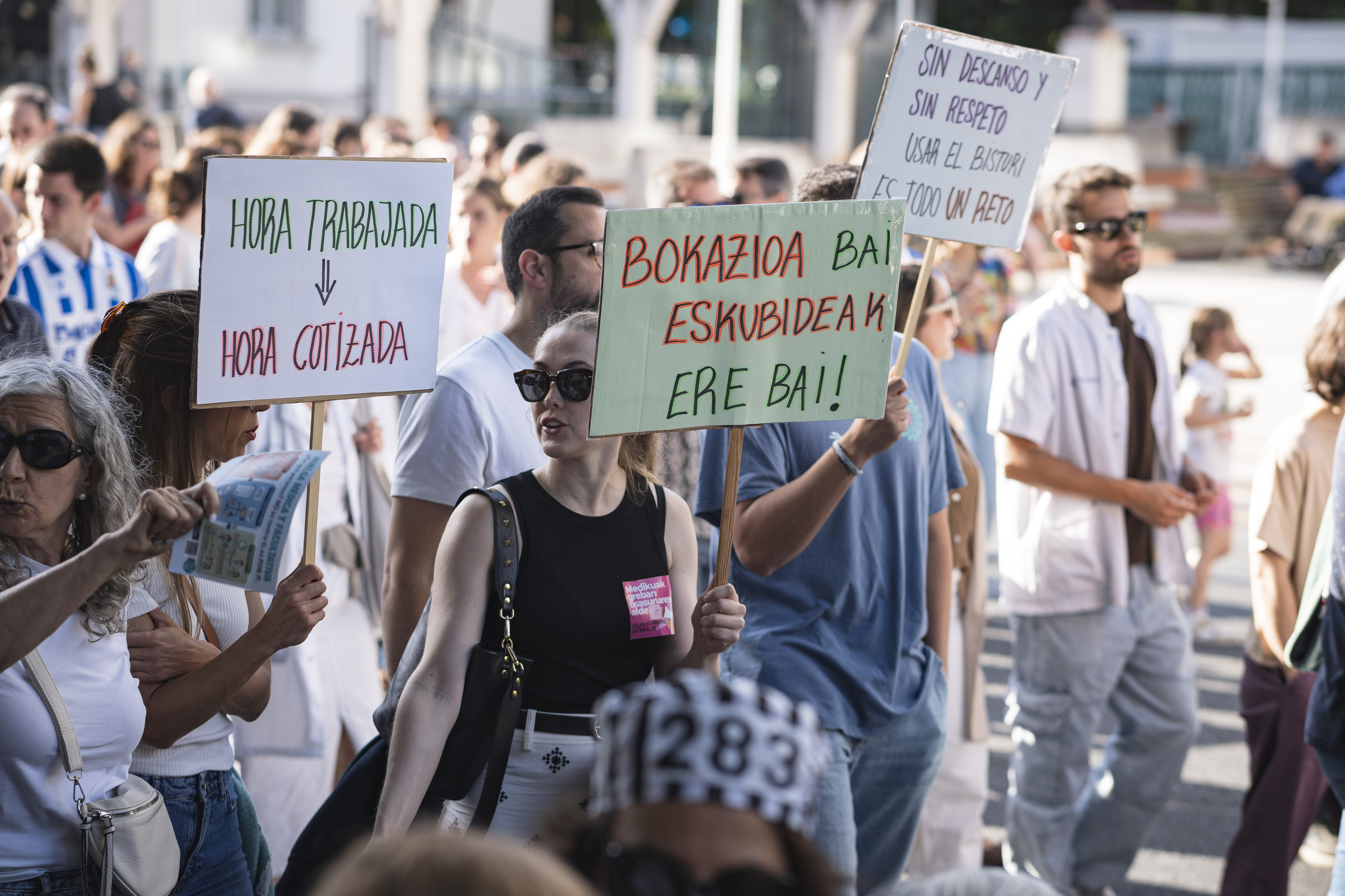 24 orduko guardiak desagertzea eta estatu propio bat ezartzea eskatzen ari dira, besteak beste, osagileak greban. ARITZ LOIOLA / FOKU