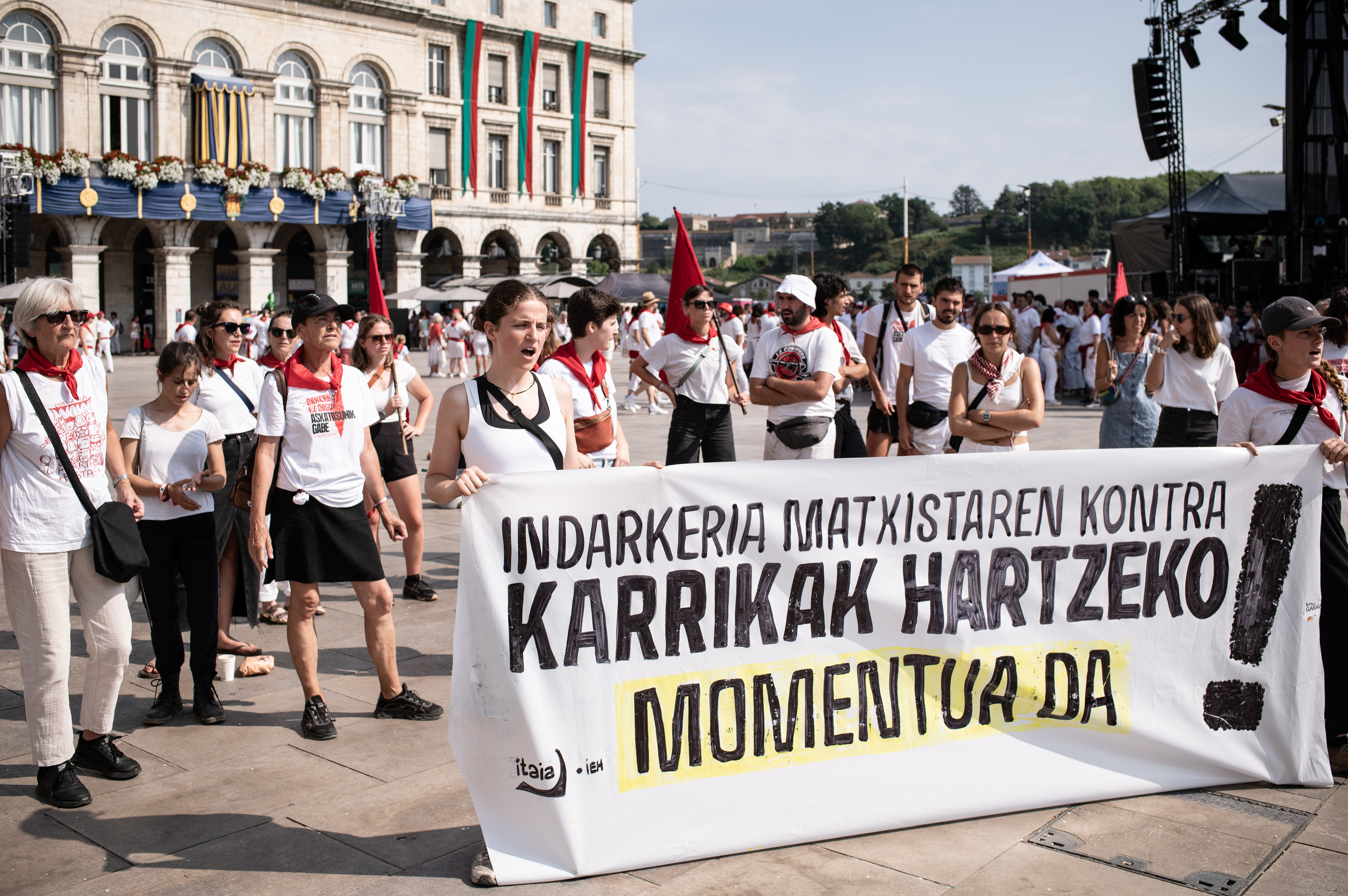  Itaiak gaur goizean egin duen elkarretaratzea, Baionako herriko etxearen parean. PATXI BELTZAIZ