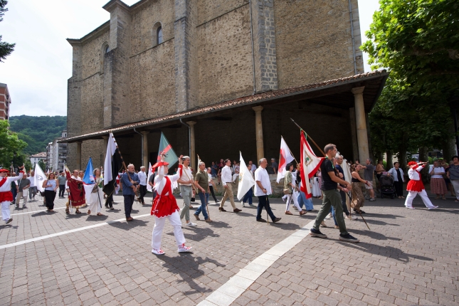 Ekitaldi instituzionala baino lehen, herri ordezkariek egindako desfilea. ENDIKA PORTILLO / FOKU Ekitaldi instituzionala baino lehen, herri ordezkariek egindako desfilea. ENDIKA PORTILLO / FOKU