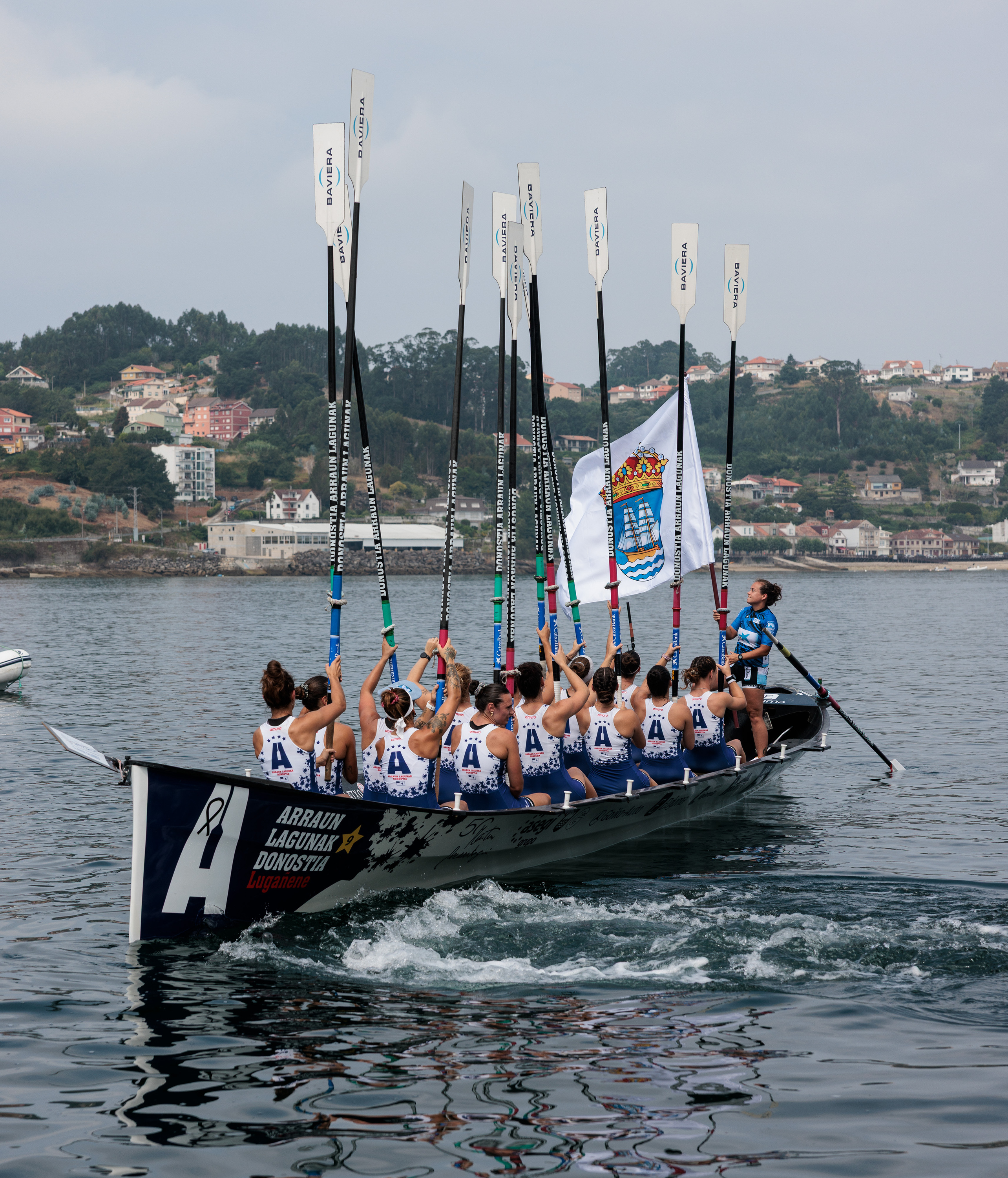 Arraun Lagunak-eko arraunlariak, banderaren garaipena ospatzen gaur, Bueun. AITOR ARRIZABALAGA Arraun Lagunak-eko arraunlariak, banderaren garaipena ospatzen gaur, Bueun. AITOR ARRIZABALAGA
