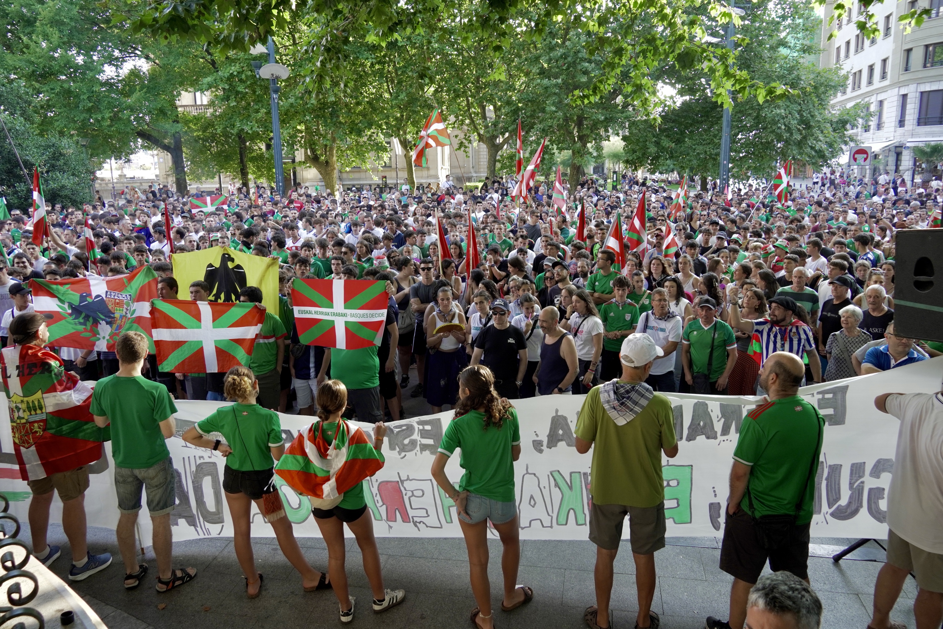 Euskal selekzioaren aldeko manifestazioa, gaur, Donostian. ANDONI CANELLADA / FOKU Euskal selekzioaren aldeko manifestazioa, gaur, Donostian. ANDONI CANELLADA / FOKU