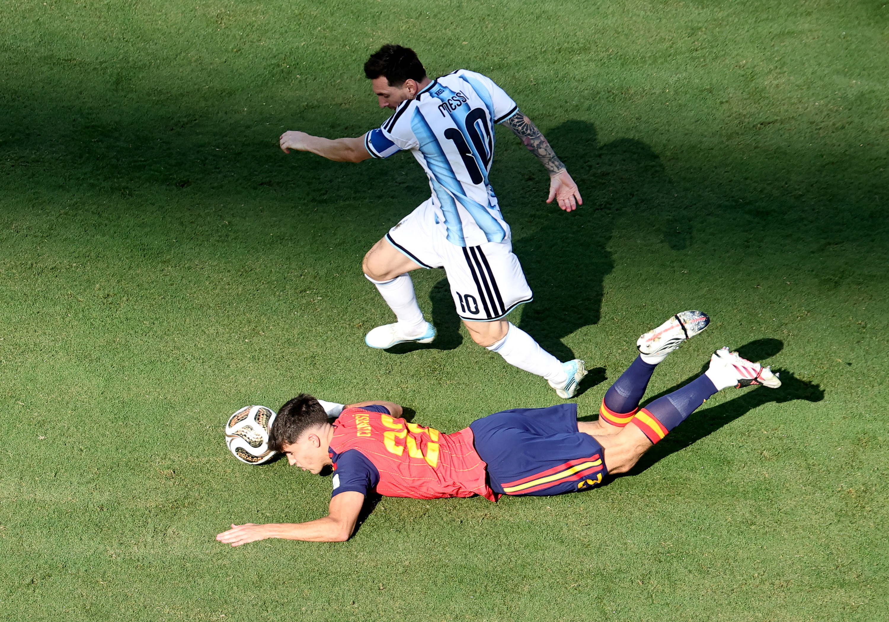 Lionel Messi eta Pau Cubarsi, atzo, Munduko Kopako finalean. RONALD WITTEK / EFE