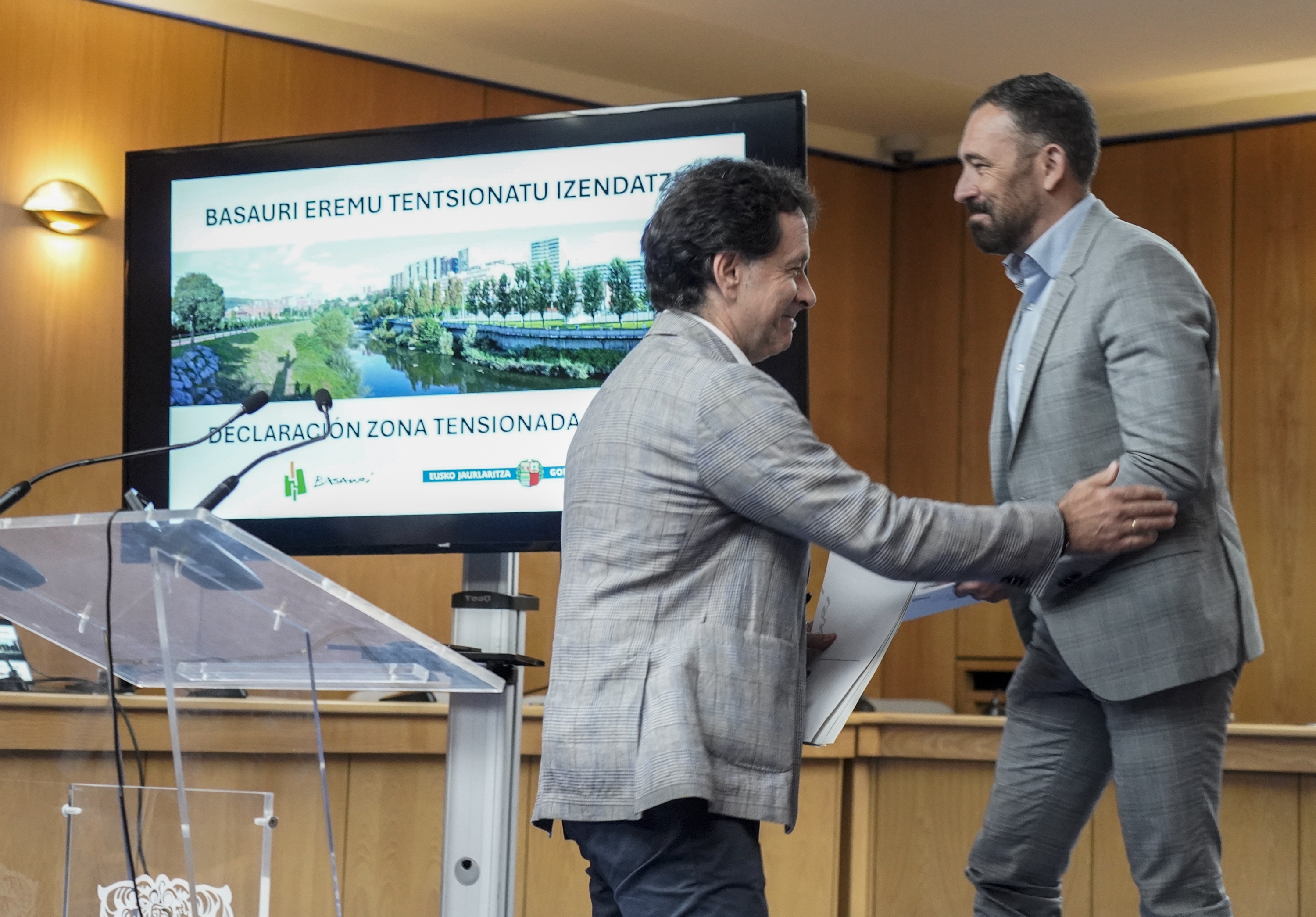 Asier Iragorri eta Denis Itxaso, gaur, Basauriko etxebizitza plana aurkezten. MARISOL RAMIREZ / FOKU