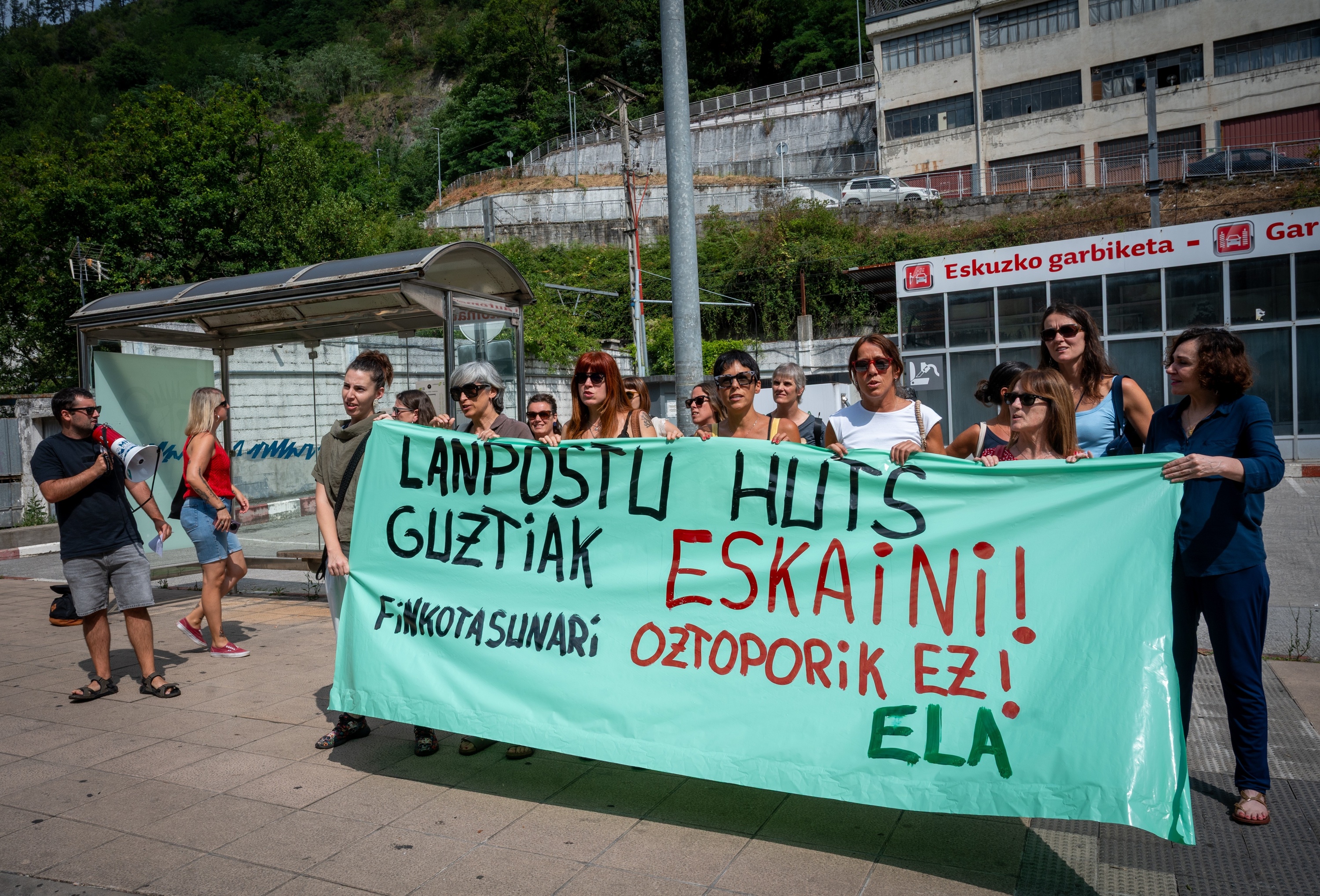 Langileen ordezkariak gaur, protestan, Eibarren. OSKAR MATXIN EDESA / FOKU Langileen ordezkariak gaur, protestan, Eibarren. OSKAR MATXIN EDESA / FOKU
