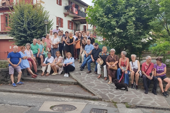 Fernando Mikelarenak Berako memoriaren tokietara antolatutako ibilaldiko parte hartzaileak, bisita hasi aurretik. NAFARROAKO HITZA Fernando Mikelarenak Berako memoriaren tokietara antolatutako ibilaldiko parte hartzaileak, bisita hasi aurretik. NAFARROAKO HITZA
